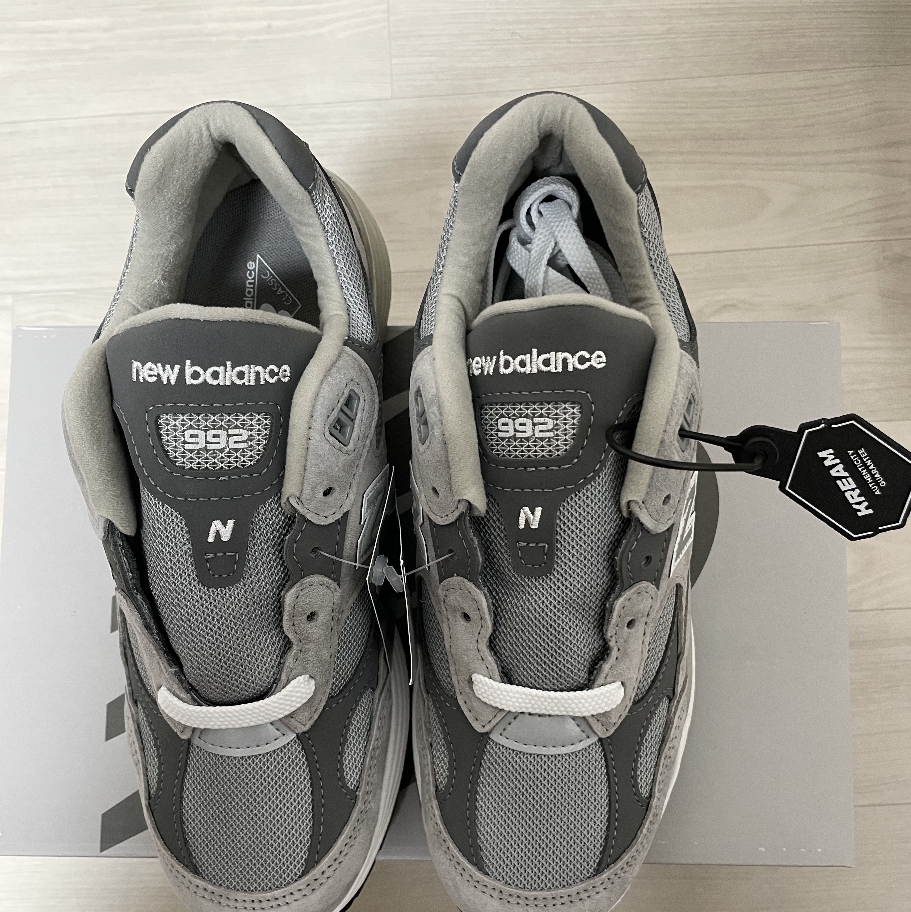 New Balance 992 Made in USA Core Grey Silver Metallic 착용 스타일