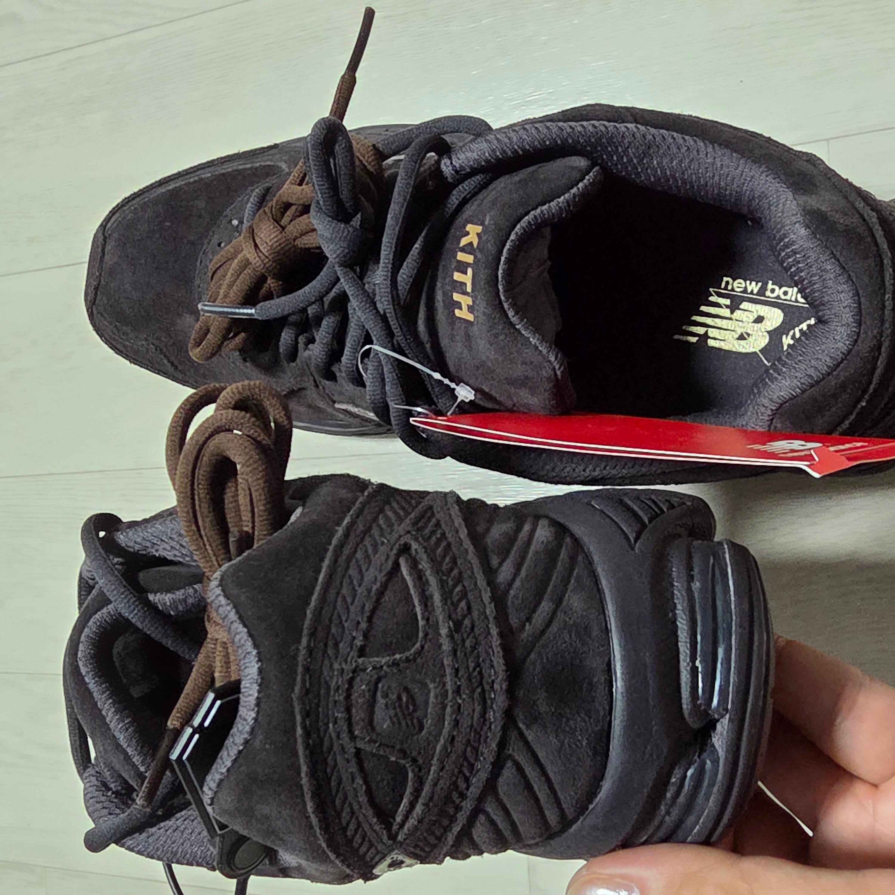 New Balance x Kith 860v2 Espresso 착용 스타일 - 4