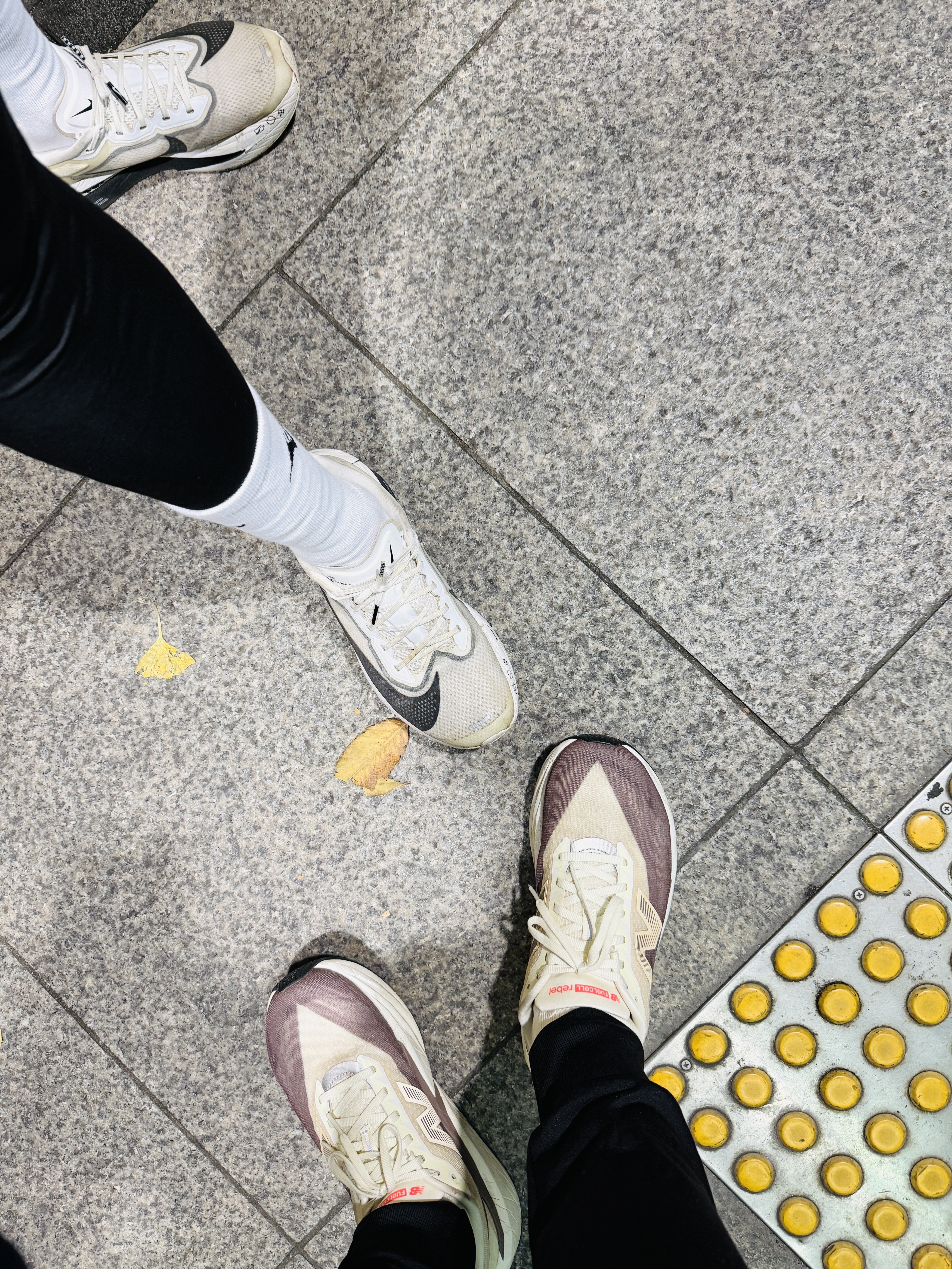 Nike Zoom Fly 6 White Pure Platinum, New Balance FuelCell Rebel v5 Angora Earth Shadow Sea Salt - 2E Wide 착용 스타일 - 1