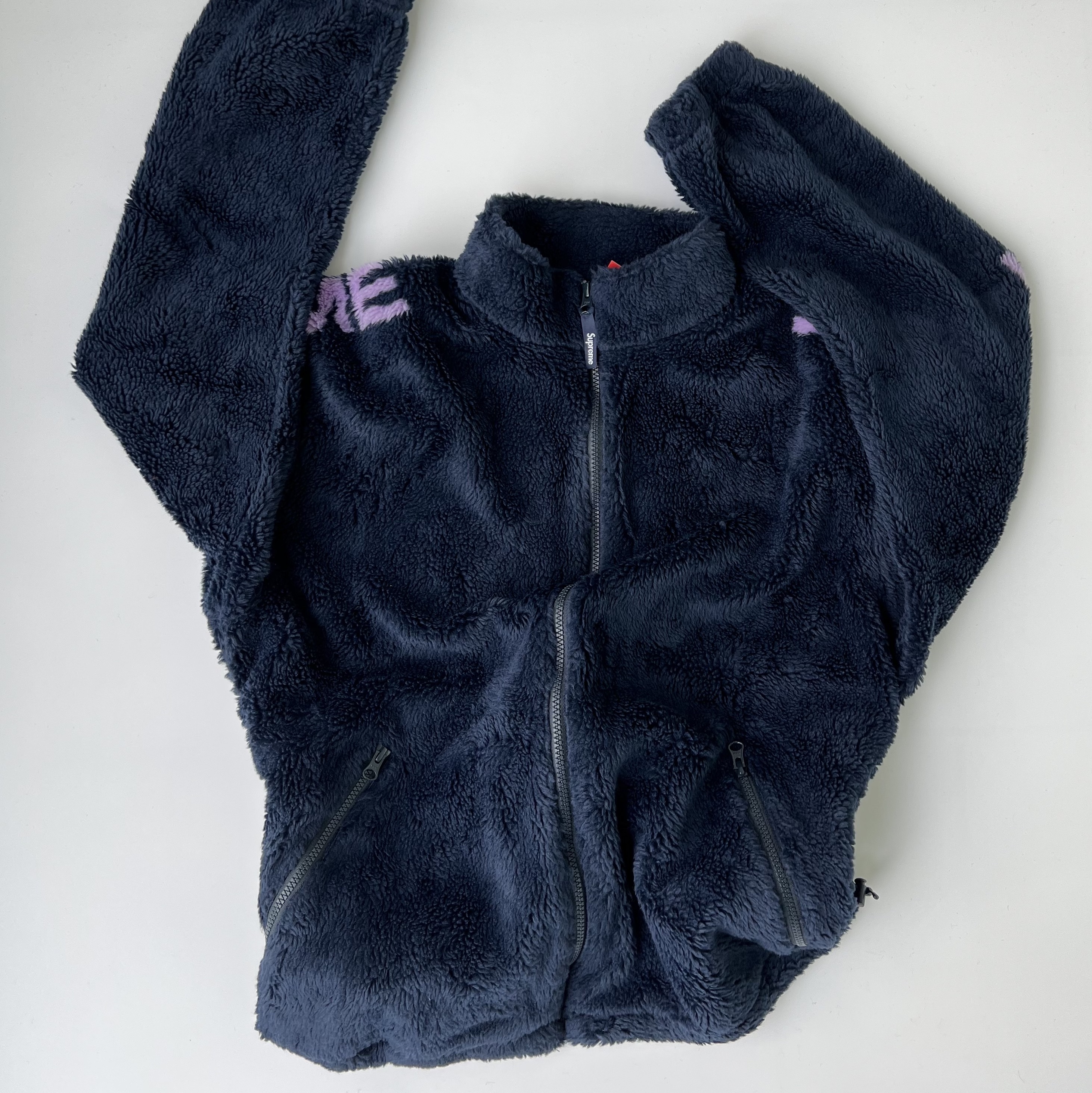 Supreme Shoulder Logo Fleece Jacket Navy - 25SS, Supreme Shoulder Logo Fleece Jacket Black - 25SS 착용 스타일 - 4