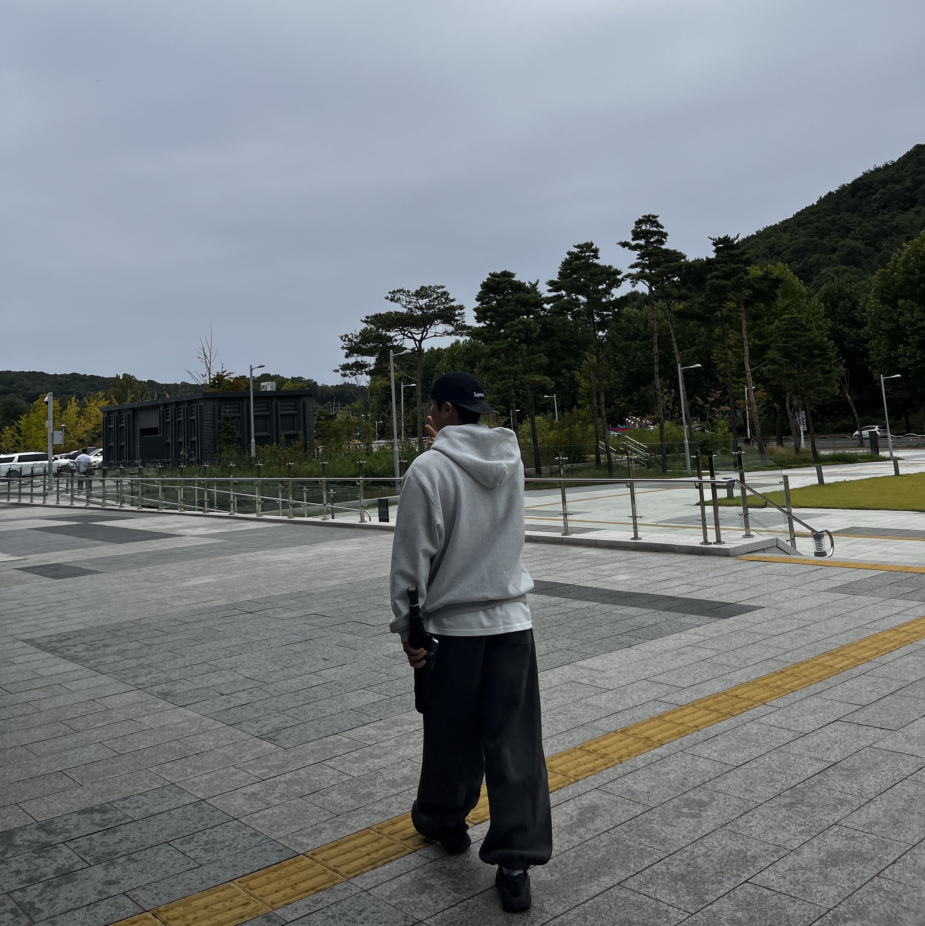 Undermycar Mu.03 Anti Fxxking Logo Play Oversized Sweat Jogger Olive 착용 스타일