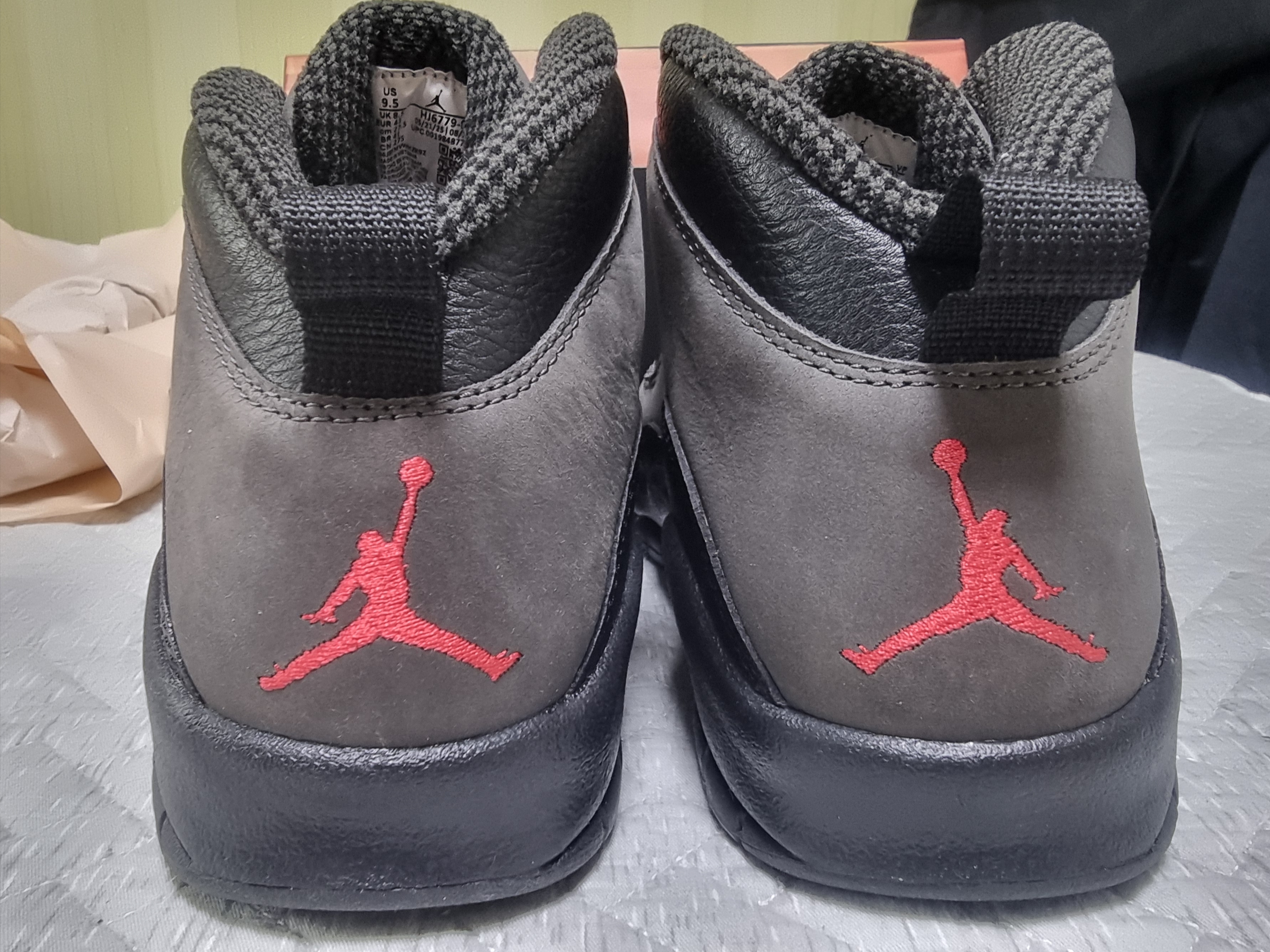 Jordan 10 Retro Shadow Charred Grey and Black 착용 스타일 - 4