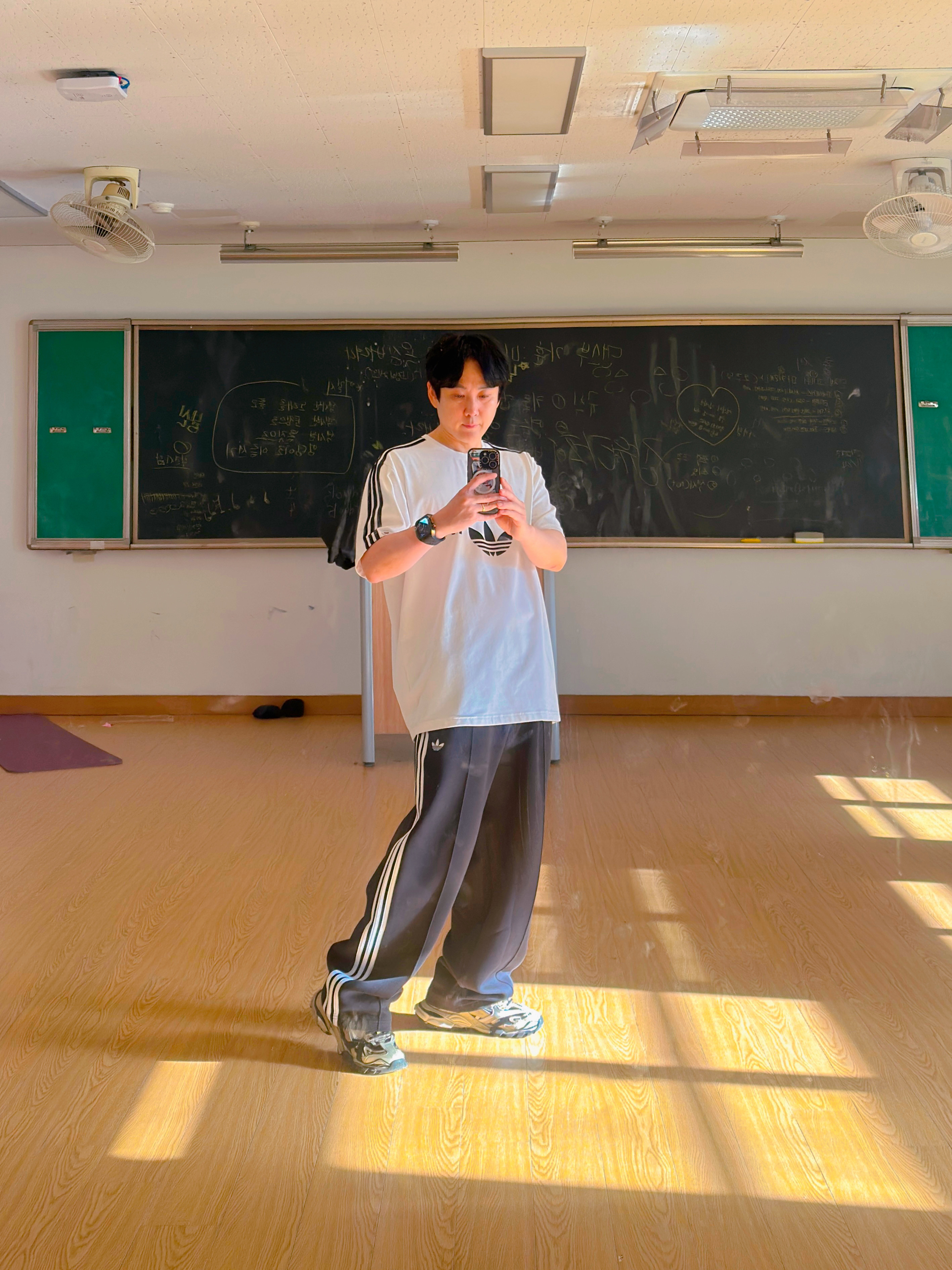 Adidas Adicolor Spacer Baggy Track Pants Black - KR Sizing, Adidas x BAPE T-Shirt White - KR Sizing 착용 스타일 - 1
