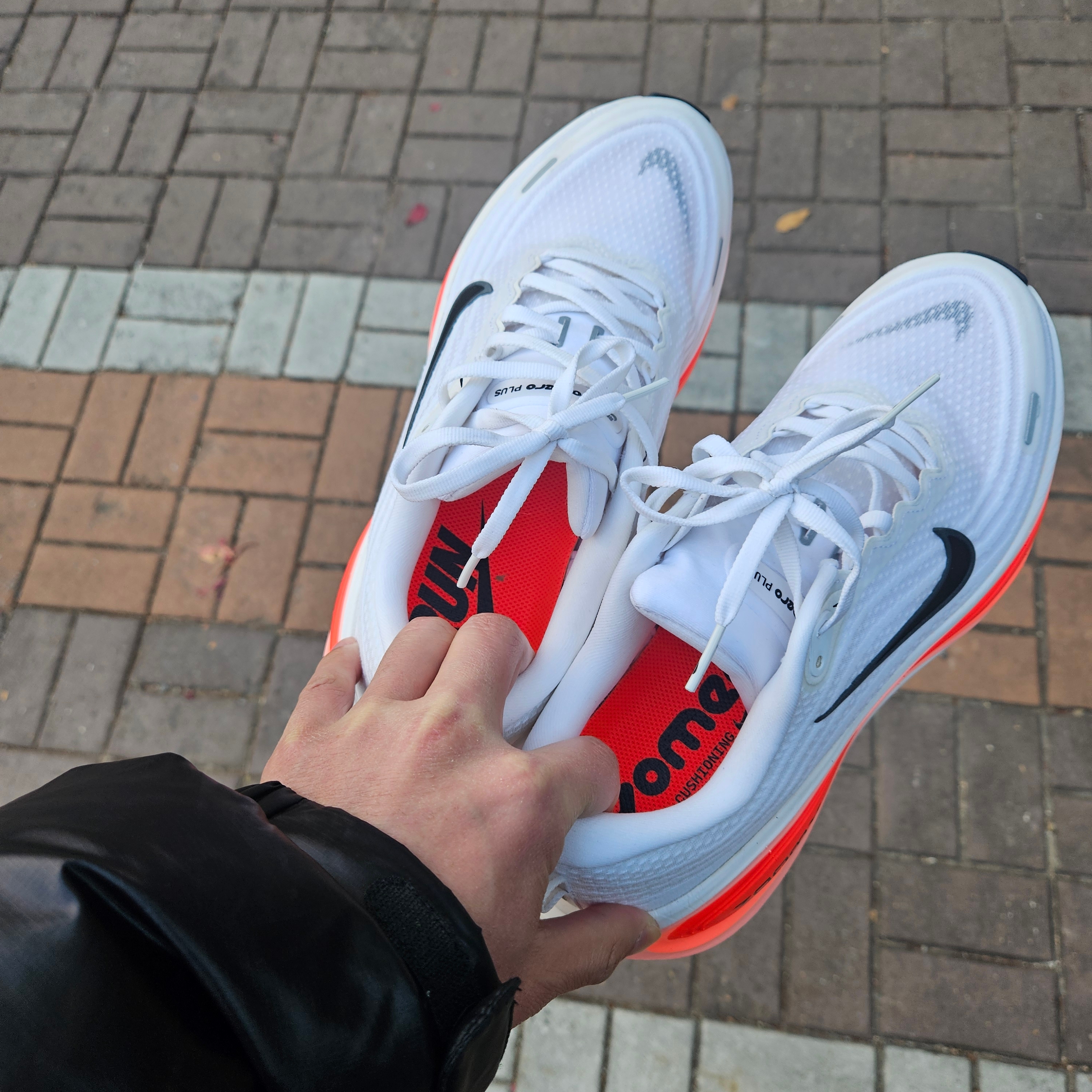 Nike Zoom Vomero Plus White Bright Crimson 착용 스타일 - 3