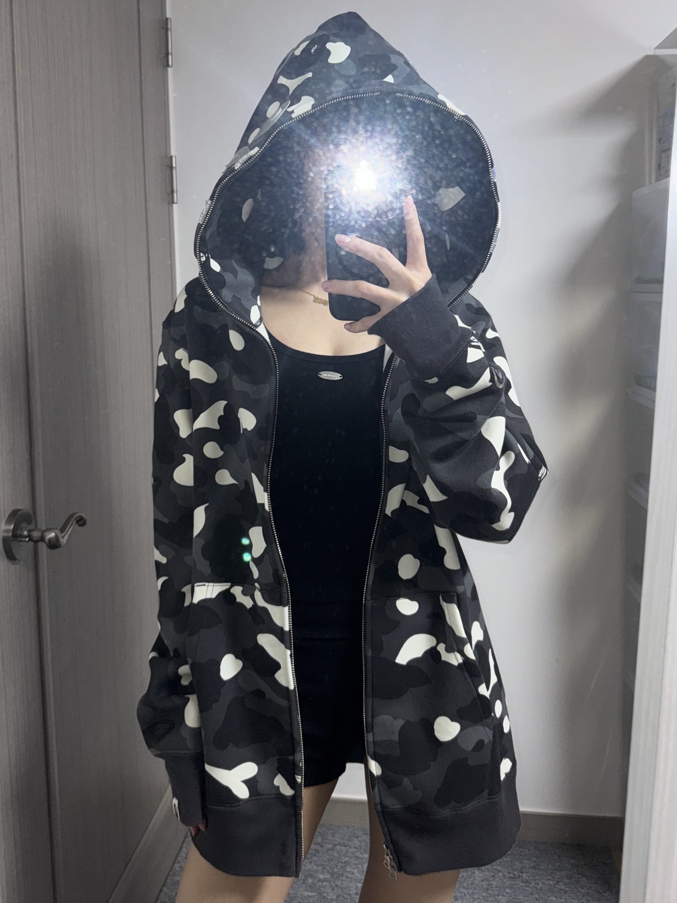 BAPE City Camo Shark Full Zip Hoodie Black 착용 스타일 - 3