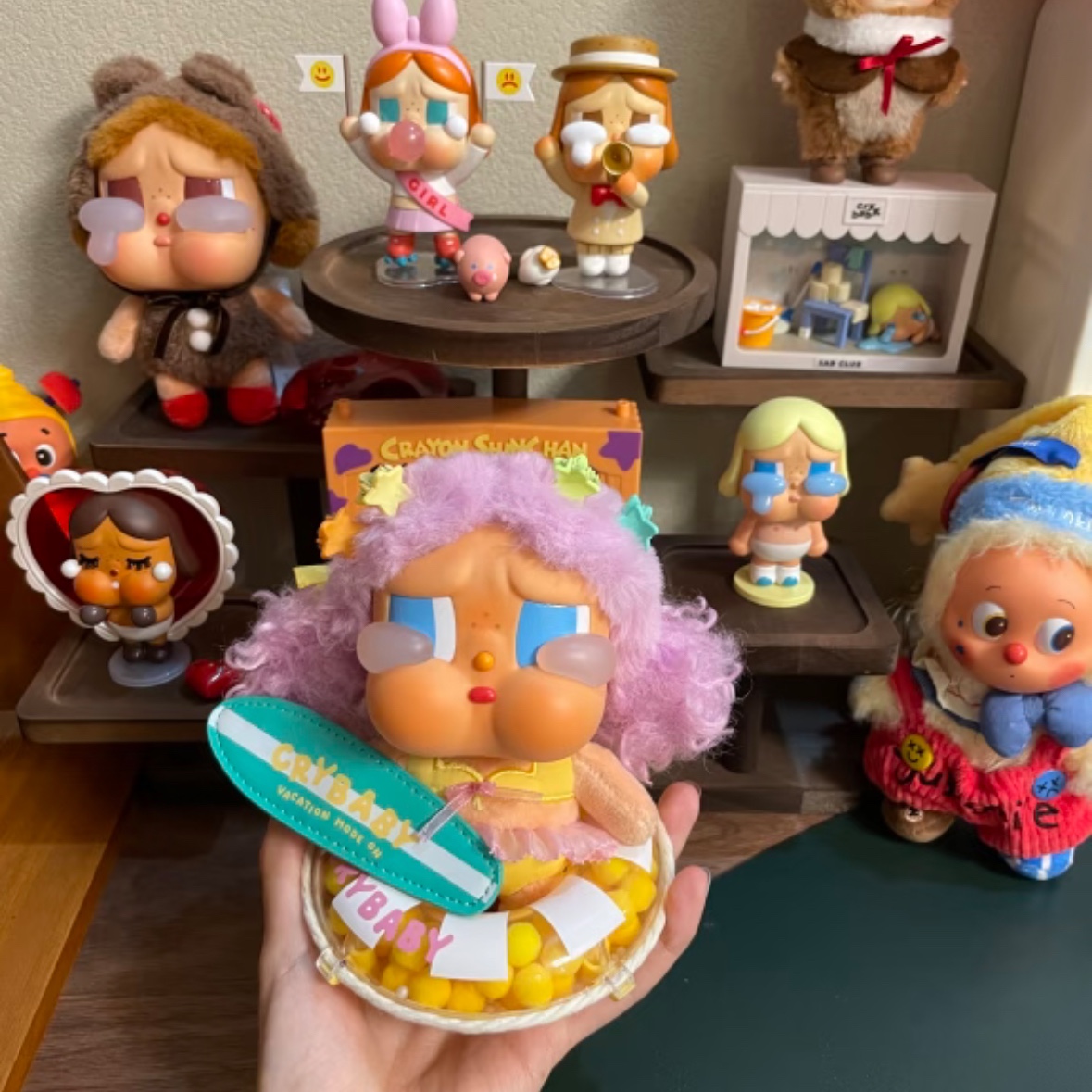 Pop Mart Crybaby Vacation Mode On Series Vinyl Plush Pendant Let's Surf (Opened Case), Pop Mart Why So Serious Series Vinyl Plush Pendant Rainbow Jelly Bean (Opened Case) 착용 스타일