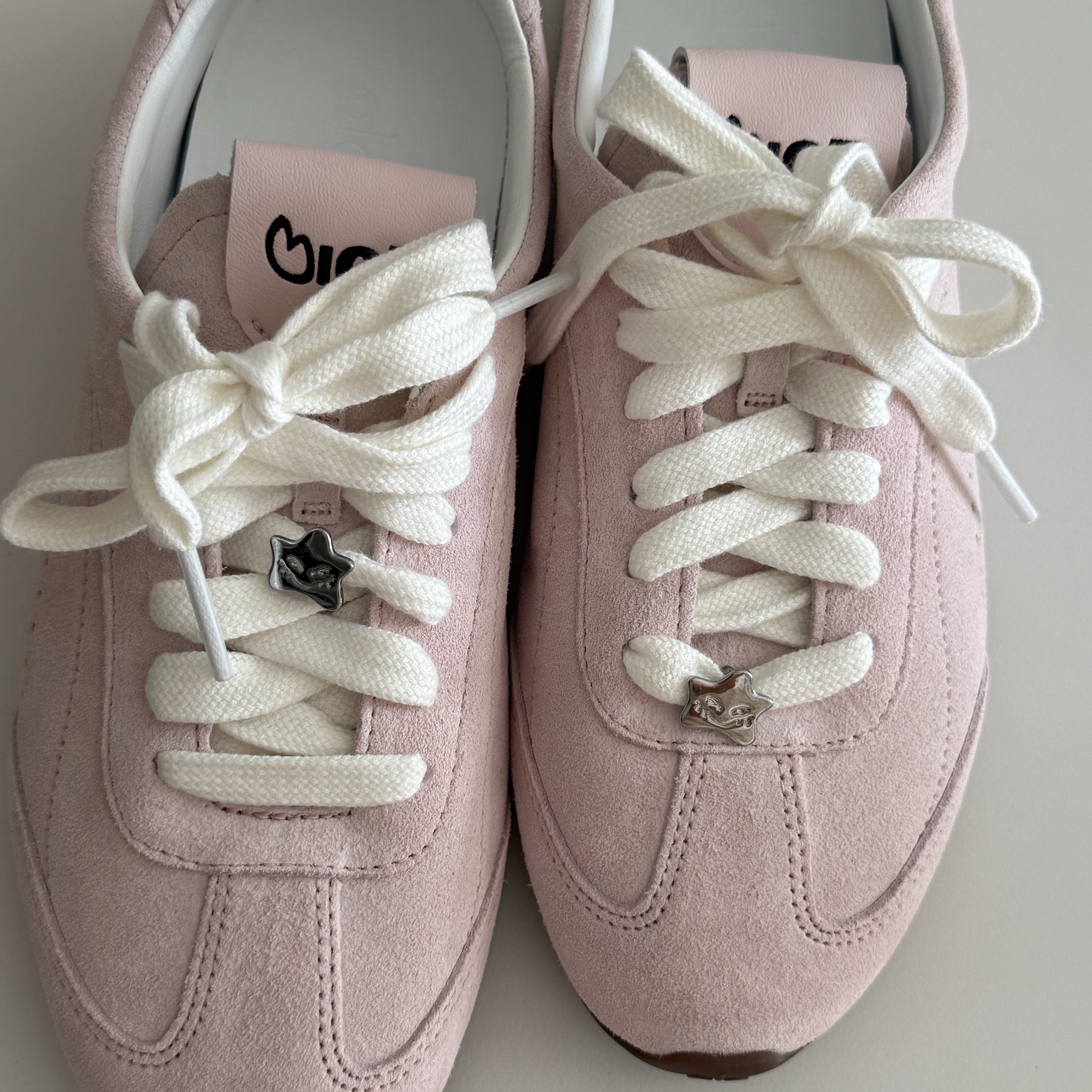 (W) Alo Yoga x Jisoo Sunset Sneaker Bloom Pink 착용 스타일