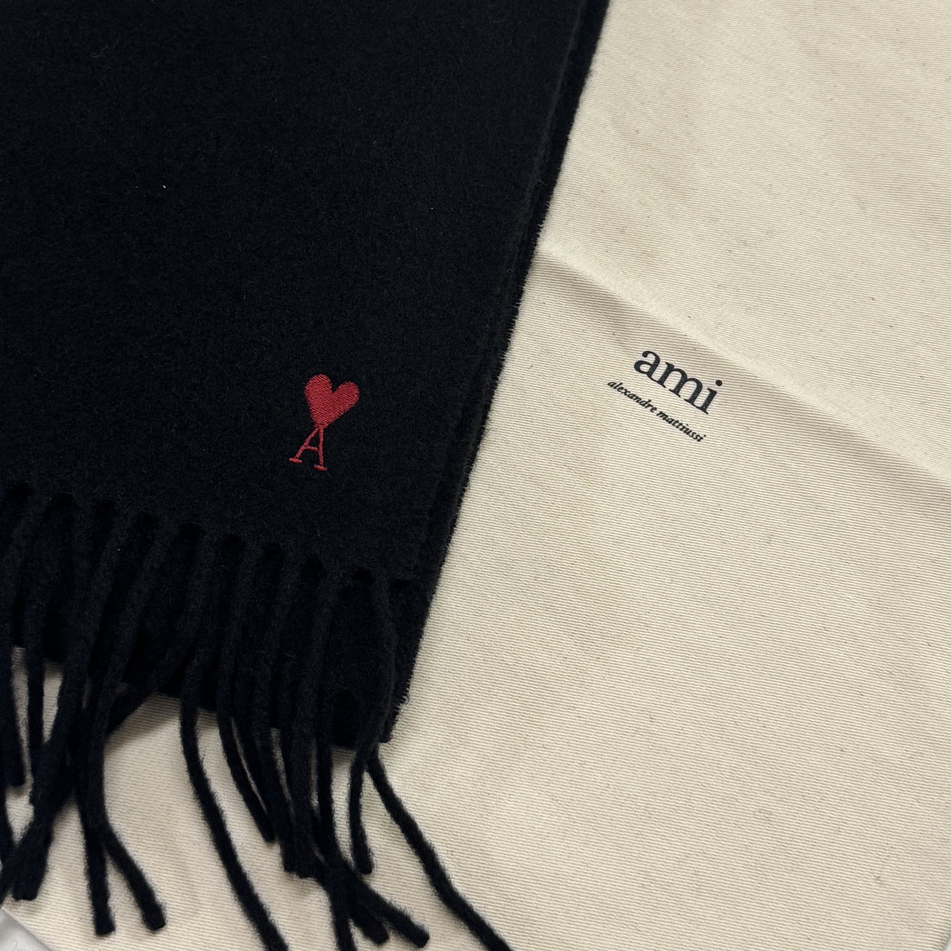 AMI de Coeur Wool Classic Muffler Black 착용 스타일