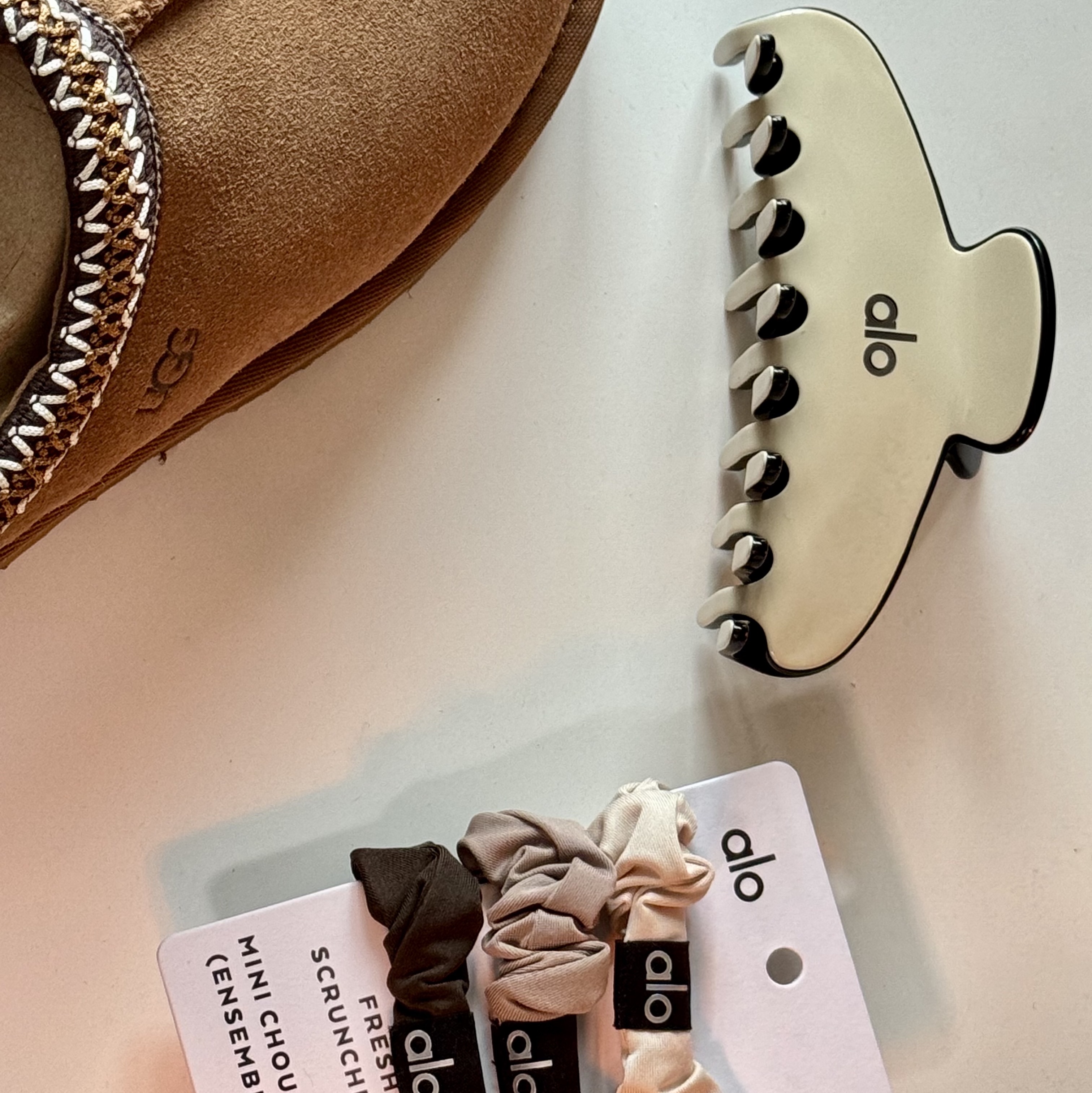 (W) Alo Yoga Outline Claw Clip Macadamia Black, (W) Alo Yoga Fresh Mini Scrunchie Light Cocoa Bone Espresso (3 Pack) 착용 스타일 - 1