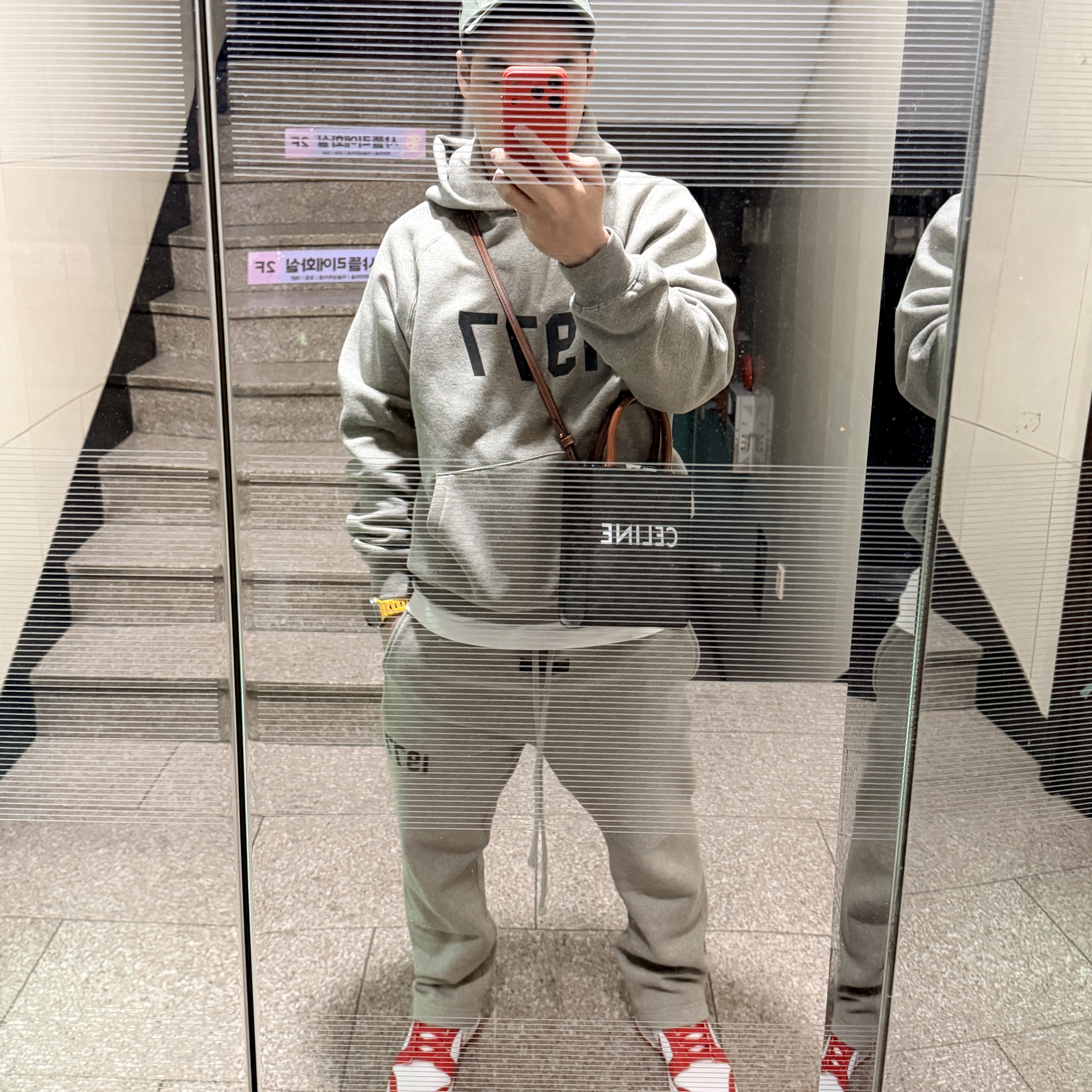 Essentials 1977 Relaxed Sweatpants Dark Oatmeal - 22SS, Celine Mini Vertical Cabas in Triomphe Canvas and Calfskin with Celine Print Tan 착용 스타일