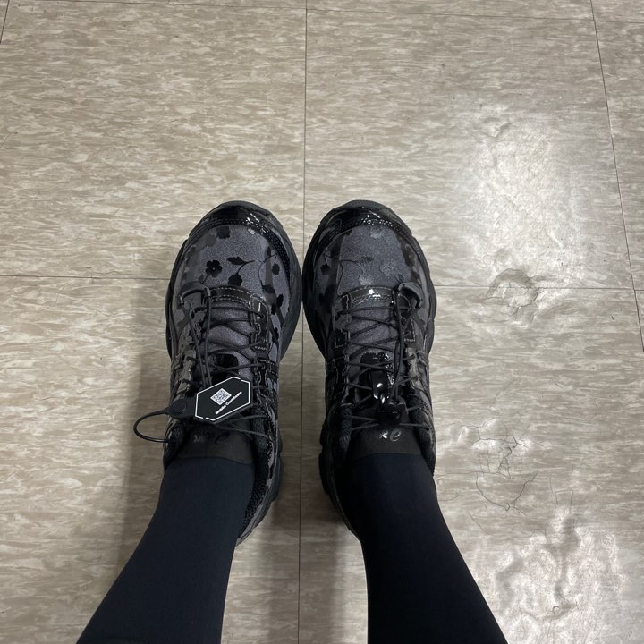 Asics x Cecilie Bahnsen Gel-Cumulus 16 Black 착용 스타일 - 2