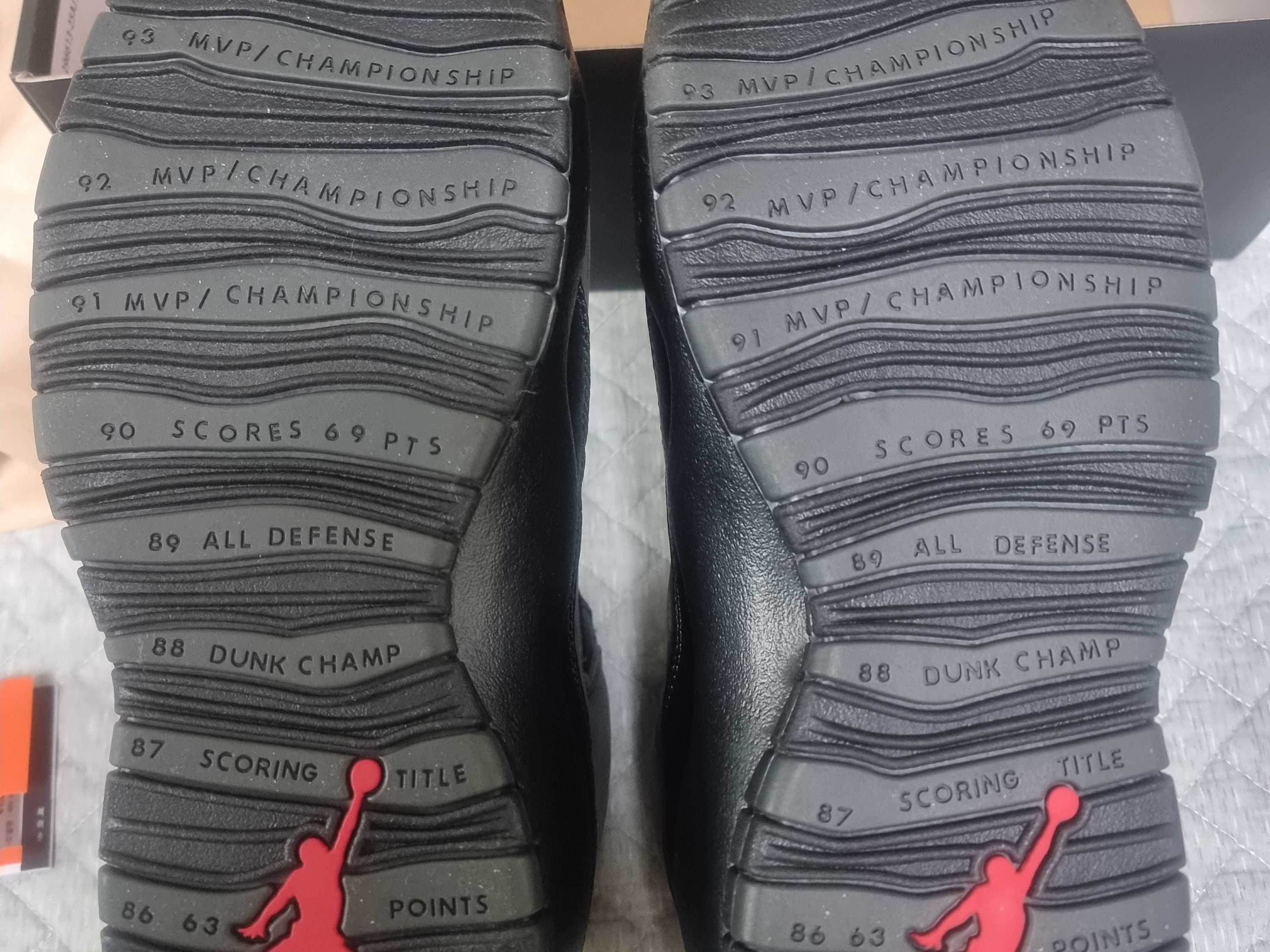 Jordan 10 Retro Shadow Charred Grey and Black 착용 스타일 - 3