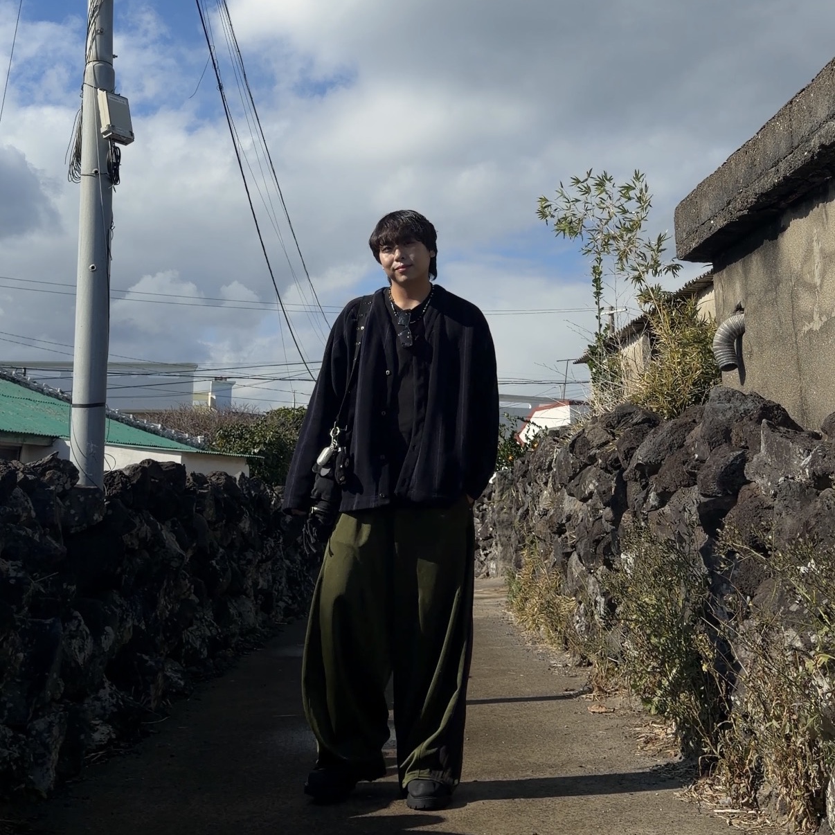 Uniqlo x Needles Fleece Oversized Cardigan Black - KR, Needles H.D. Track Pants Poly Smooth Olive 착용 스타일 - 2