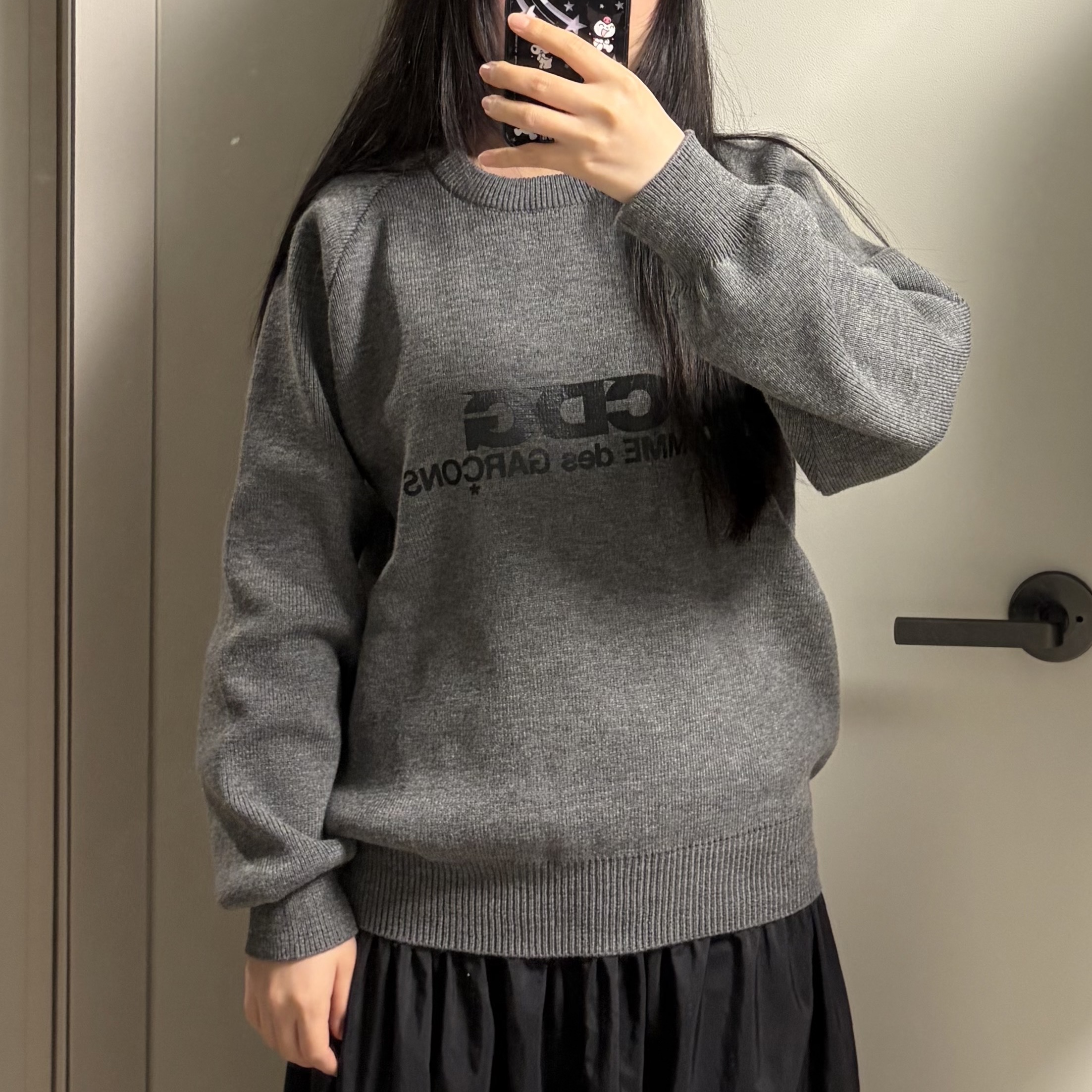 CDG Round Neck School Pullover Grey 착용 스타일