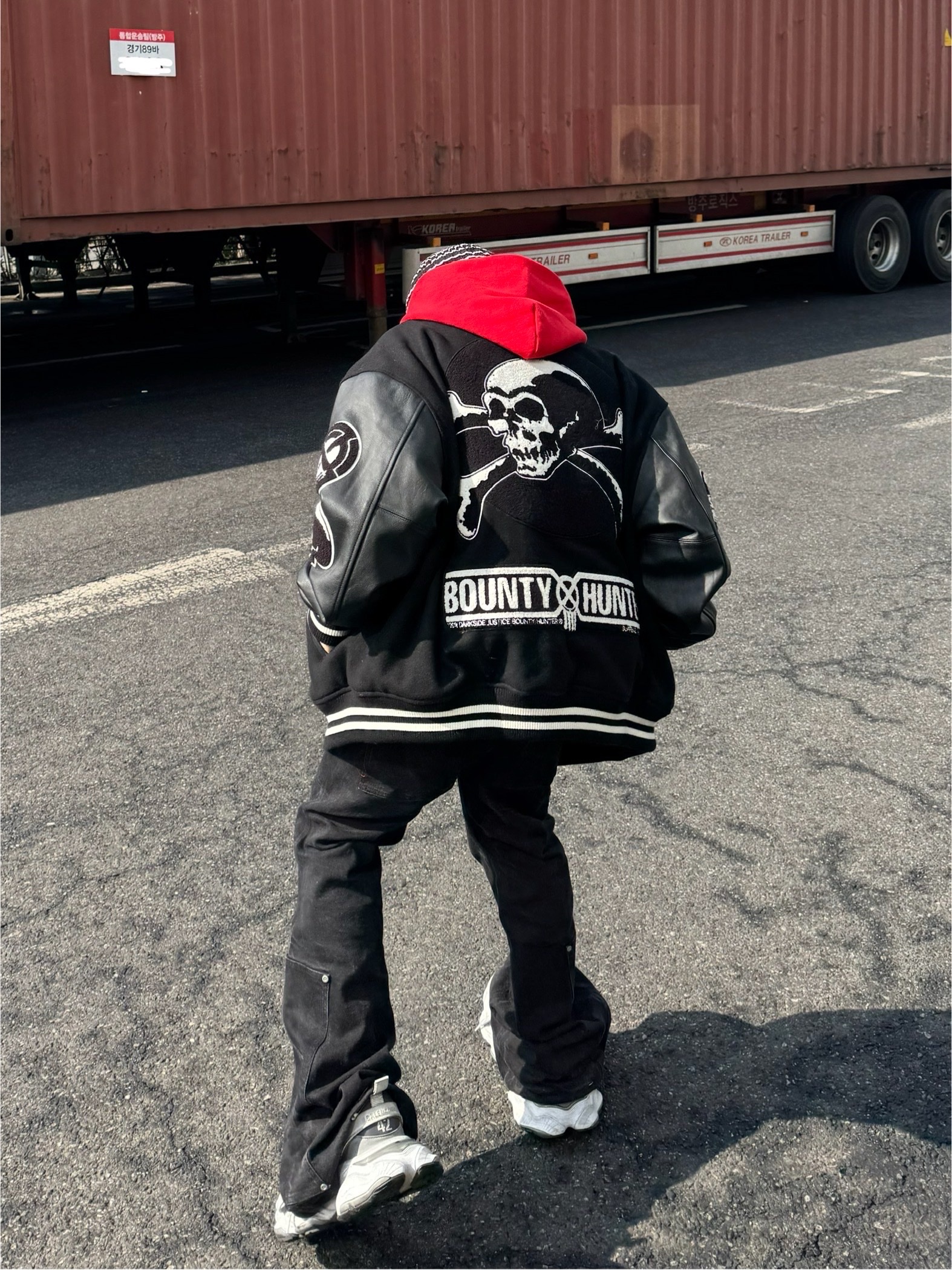 Supreme x Bounty Hunter Varsity Jacket Black - 23FW 착용 스타일 - 1