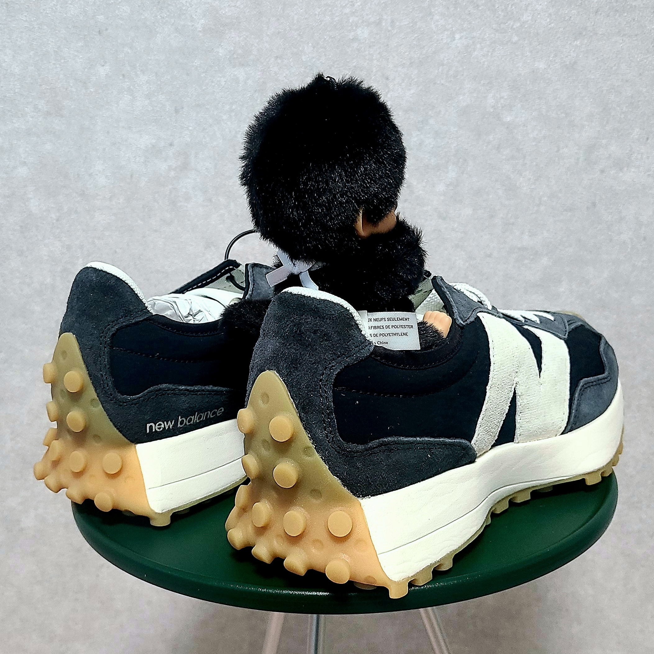 New Balance 327 Clean Vintage Black, Monchhichi Colors Key Chain Black 착용 스타일 - 1