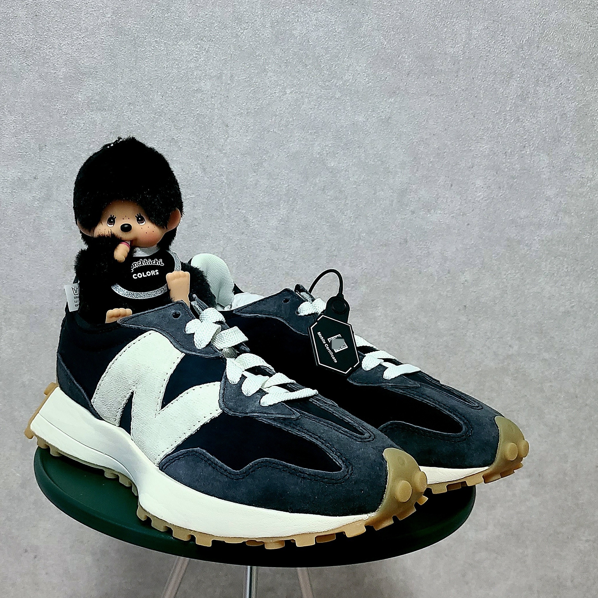 New Balance 327 Clean Vintage Black, Monchhichi Colors Key Chain Black 착용 스타일 - 1