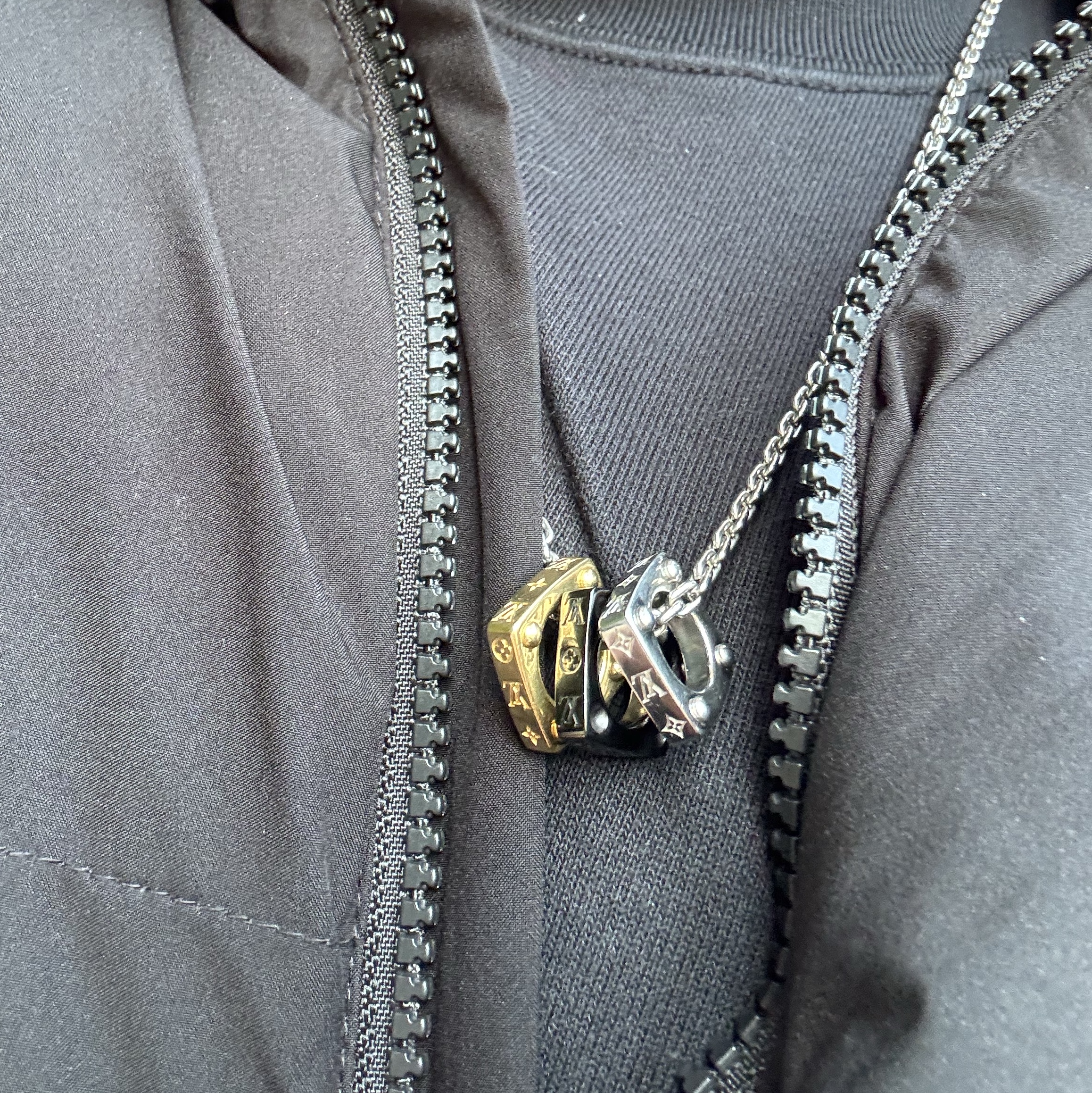 Louis Vuitton Monogram Bold Necklace Dark Ruthenium Gold Silver 착용 스타일