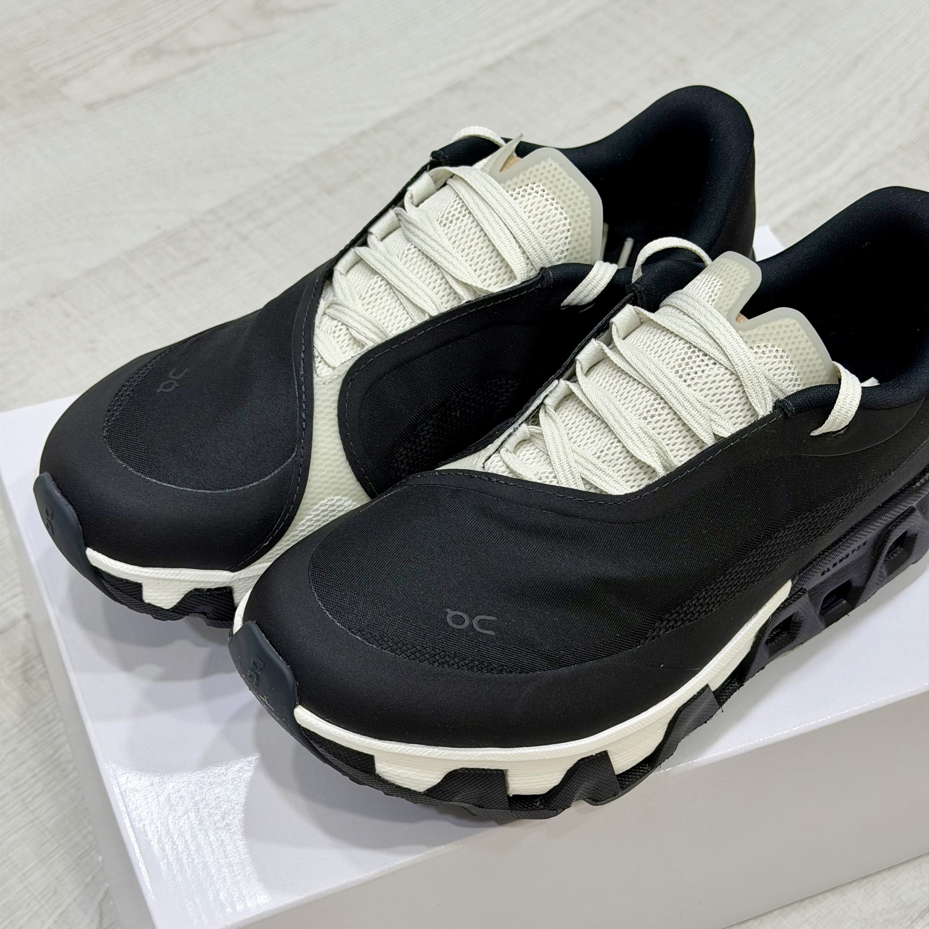 (W) On Running x Post Archive Faction (Paf) Cloudmonster Hyper Black 착용 스타일