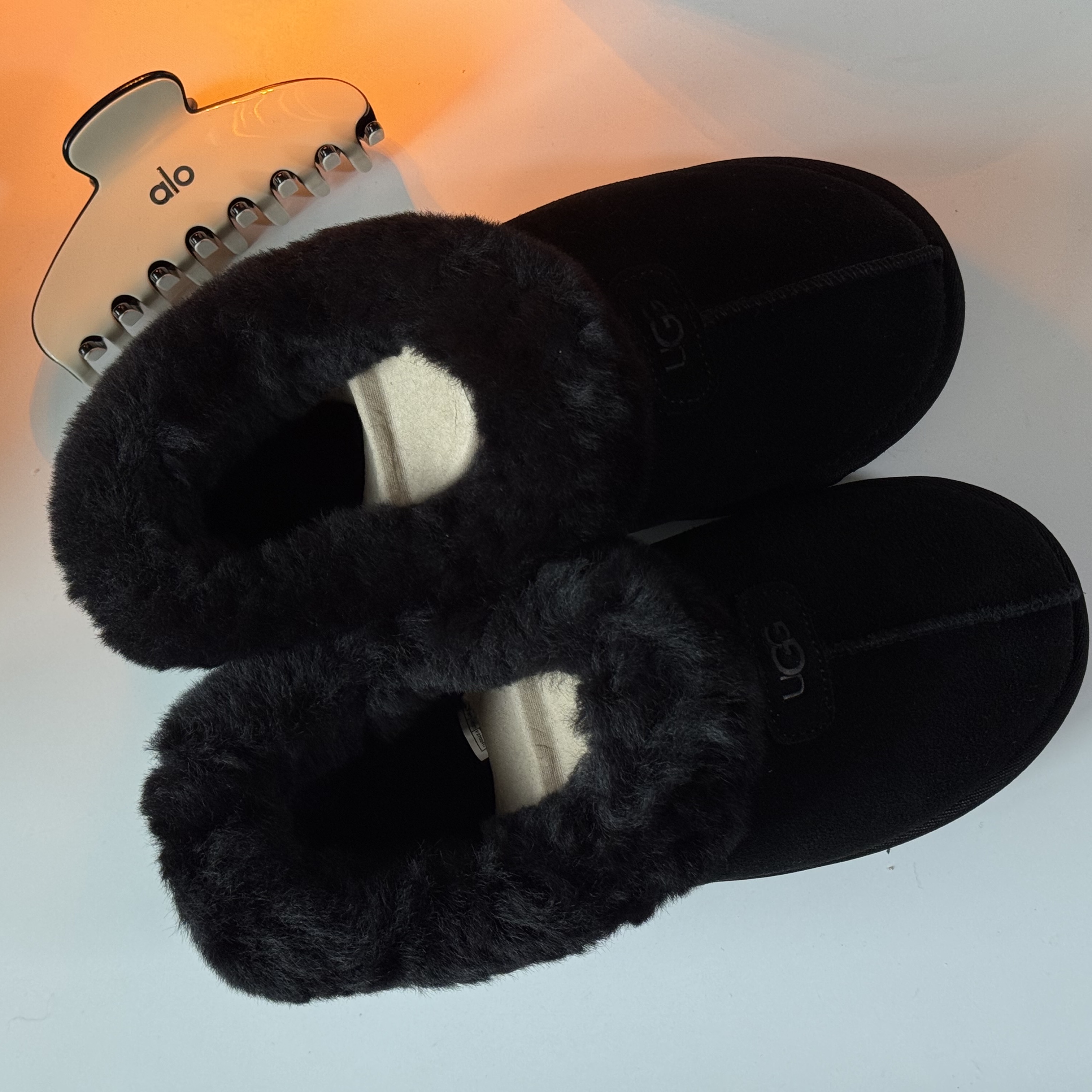 (W) Alo Yoga Outline Claw Clip Macadamia Black, (W) Alo Yoga Fresh Mini Scrunchie Light Cocoa Bone Espresso (3 Pack) 착용 스타일 - 6