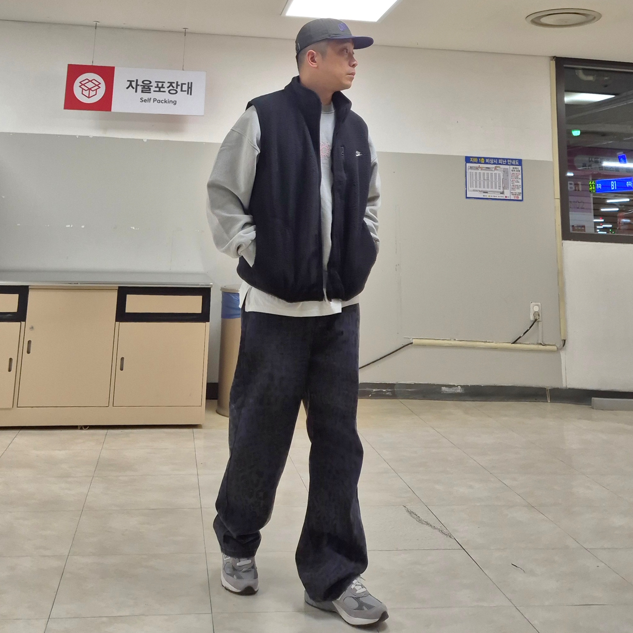 New Balance 993 Made in USA Grey - D Standard, Nike Club Fleece+ Winterized Vest Black - Asia 착용 스타일 - 3
