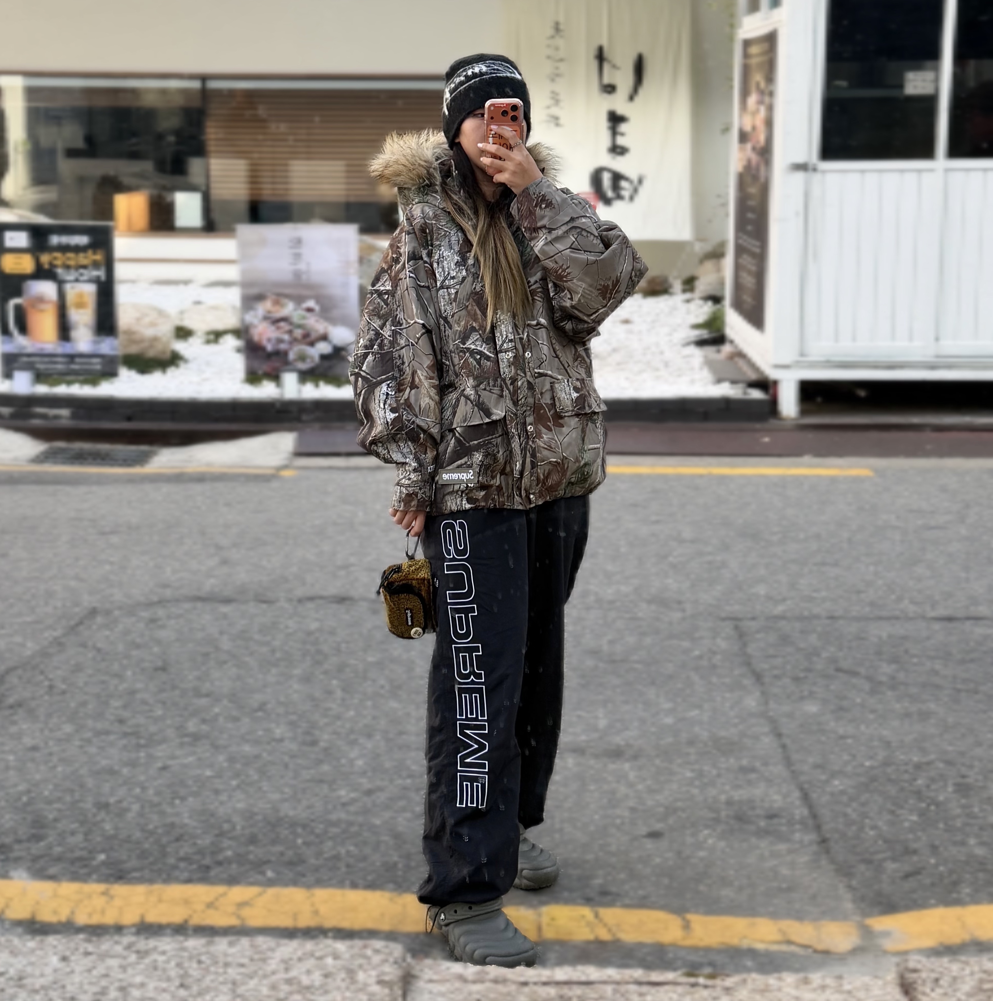 Supreme 2-In-1 Gore-Tex Parka + Reversible 700-Fill Down Liner Jacket Realtree Ap Camo - 25FW, Supreme Spellout Embroidered Track Pant Black - 24FW 착용 스타일