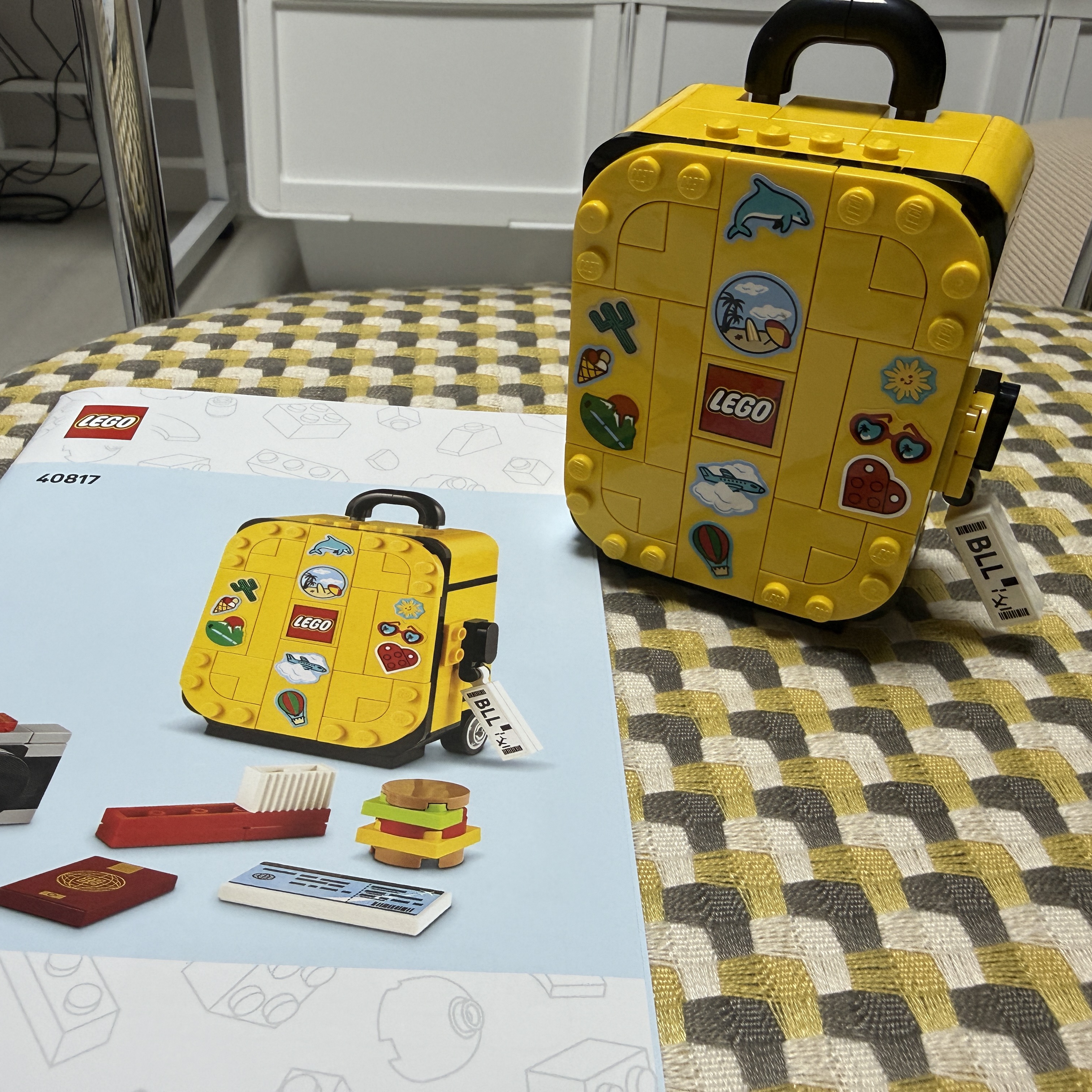 Lego Yellow Suitcase 착용 스타일 - 3