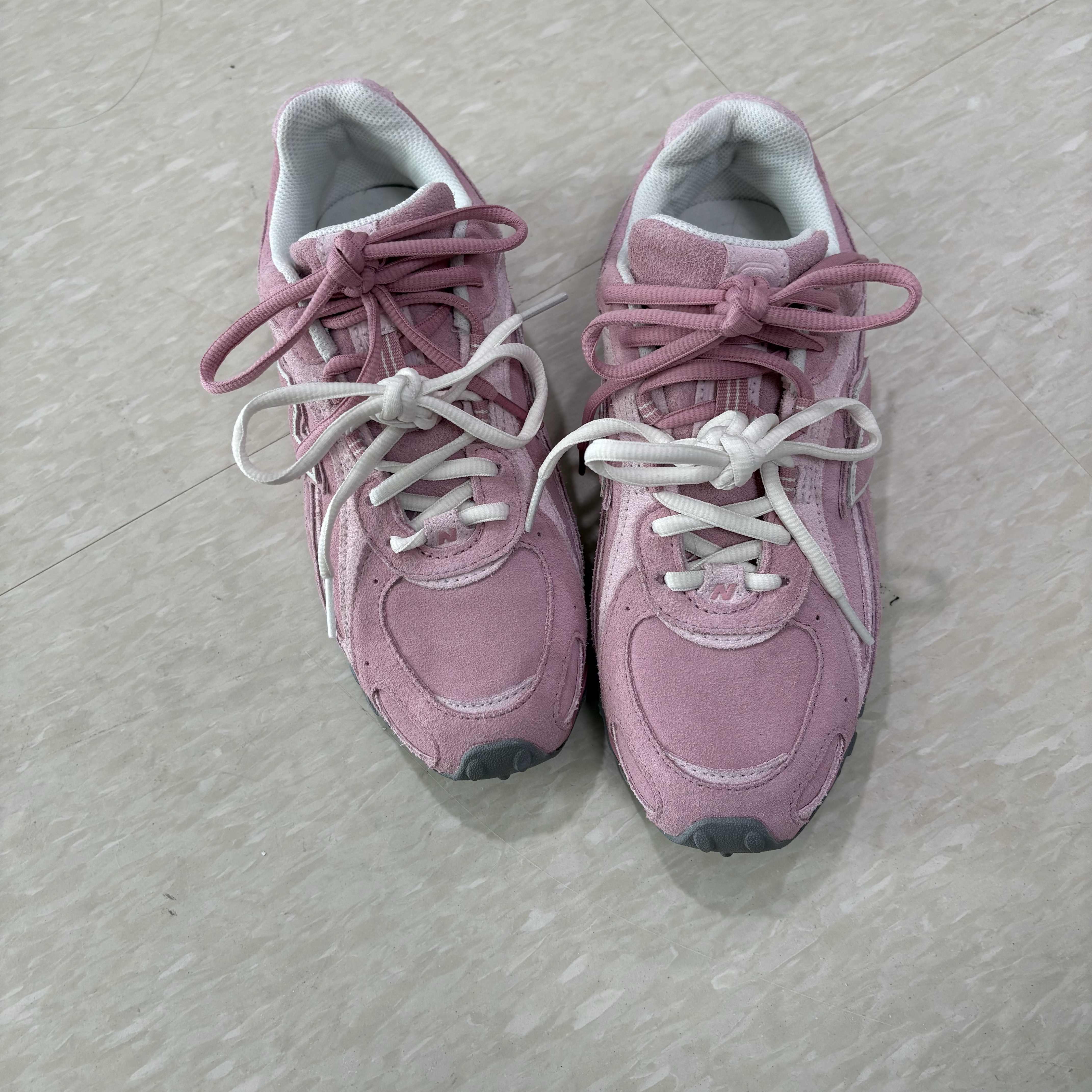 New Balance 204L Pastel Pink 착용 스타일 - 2