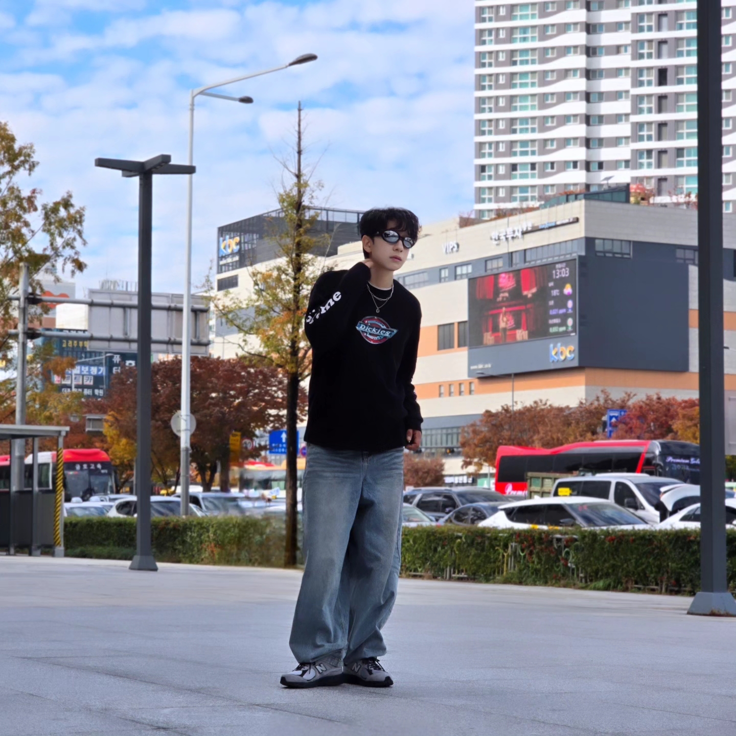Supreme x Dickies Thermal Black - 25FW, New Balance 2002R Grey Black 착용 스타일 - 1