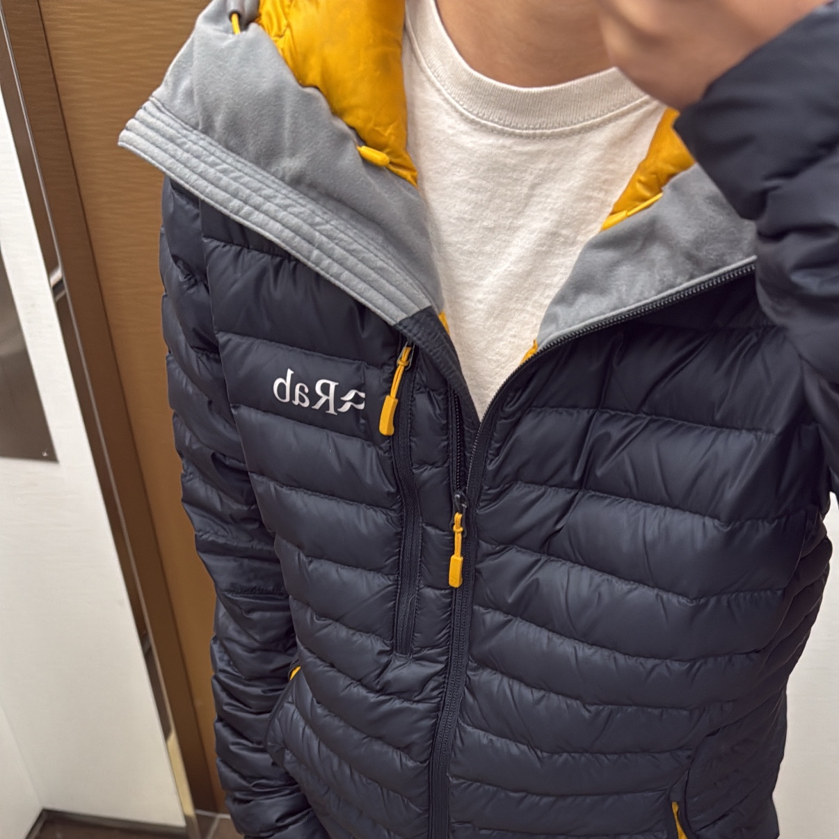 Rab Microlight Alpine Jacket Beluga 착용 스타일