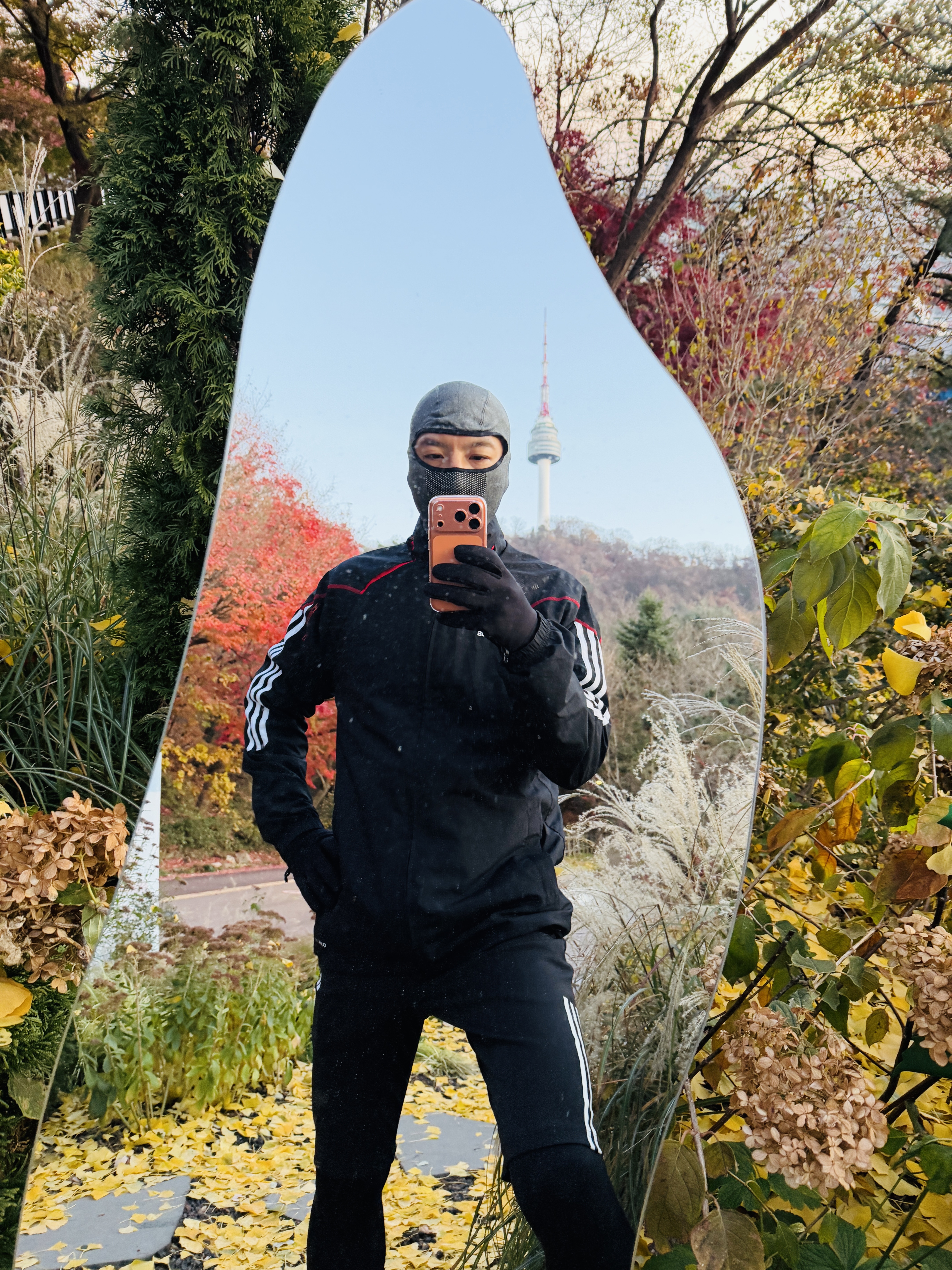 Nike ACG Dri-Fit Balaclava Anthracite Summit White, Apple iPhone 17 Pro 1TB Cosmic Orange 착용 스타일 - 3