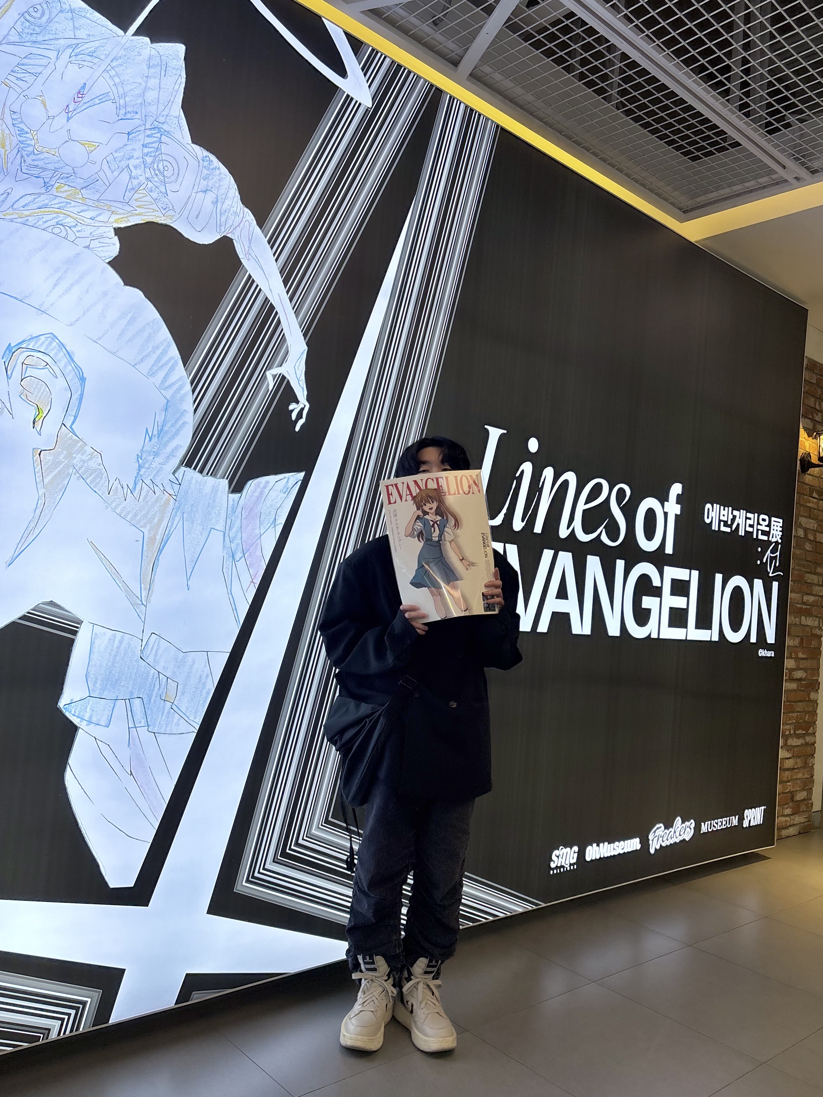 Mahagrid x Evangelion Asuka Jacquard Knit Ivory, Uniqlo U Drawstring Shoulder Bag Black 착용 스타일 - 7