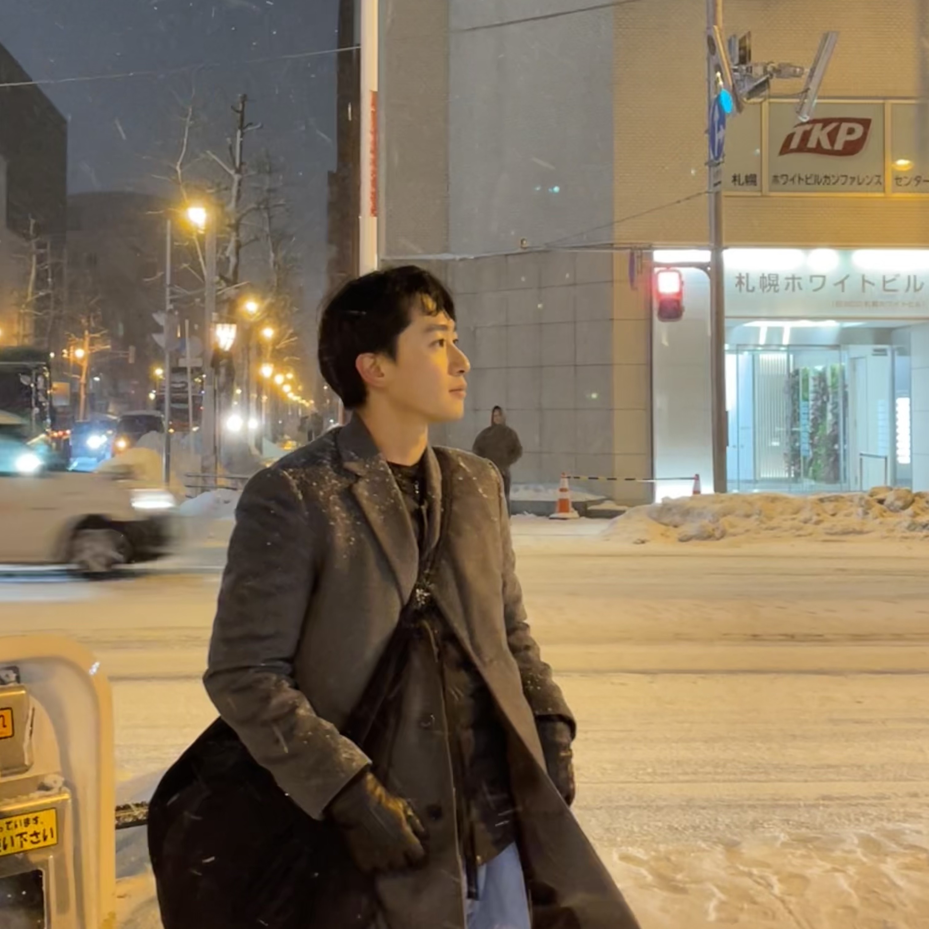 COS Canopy Nylon Oversized Crossbody Bag Black 착용 스타일