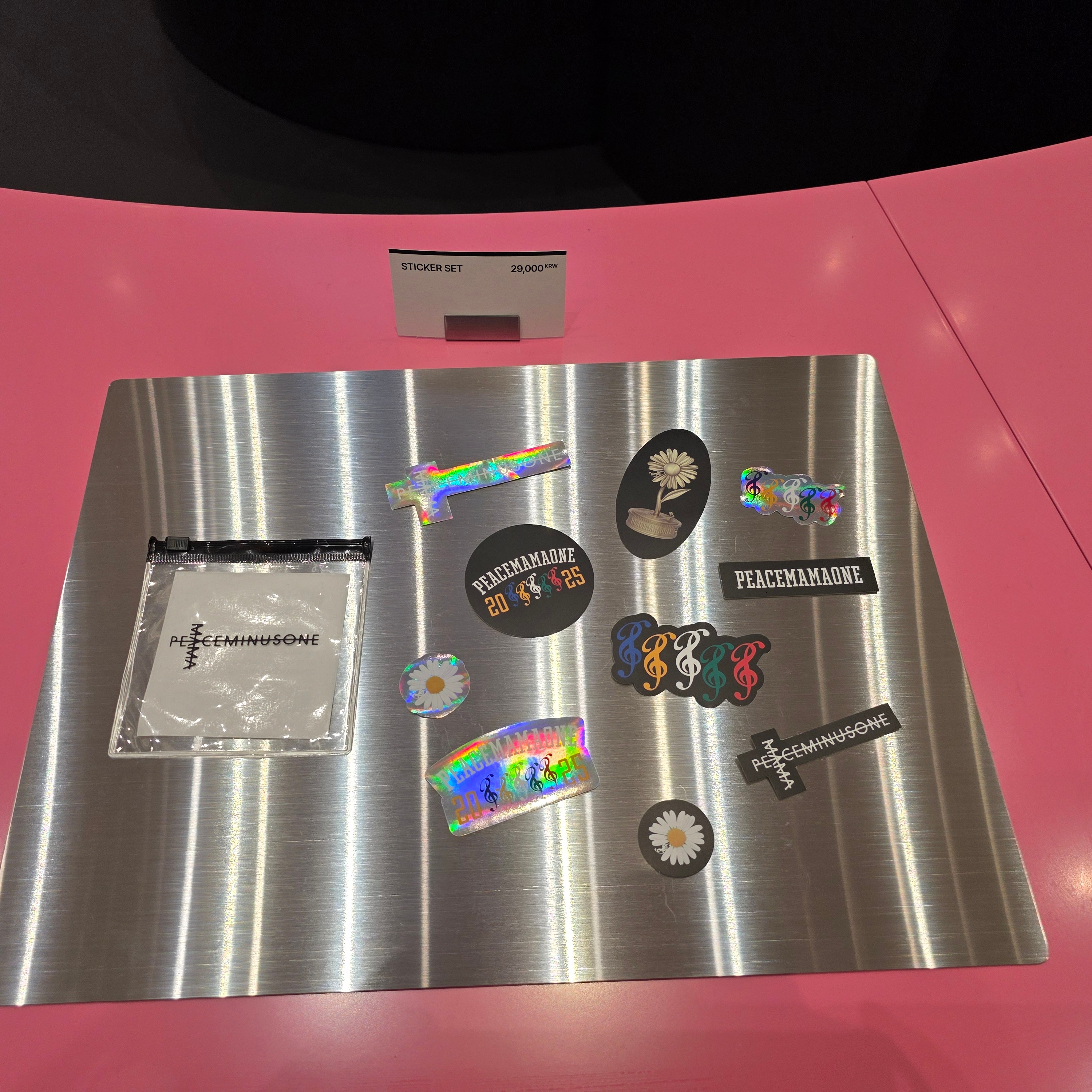 Peaceminusone x 2025 MAMA Awards Peacemamaone Figure Sky Blue, Peaceminusone x 2025 MAMA Awards Peacemamaone Figure Light Pink 착용 스타일 - 4