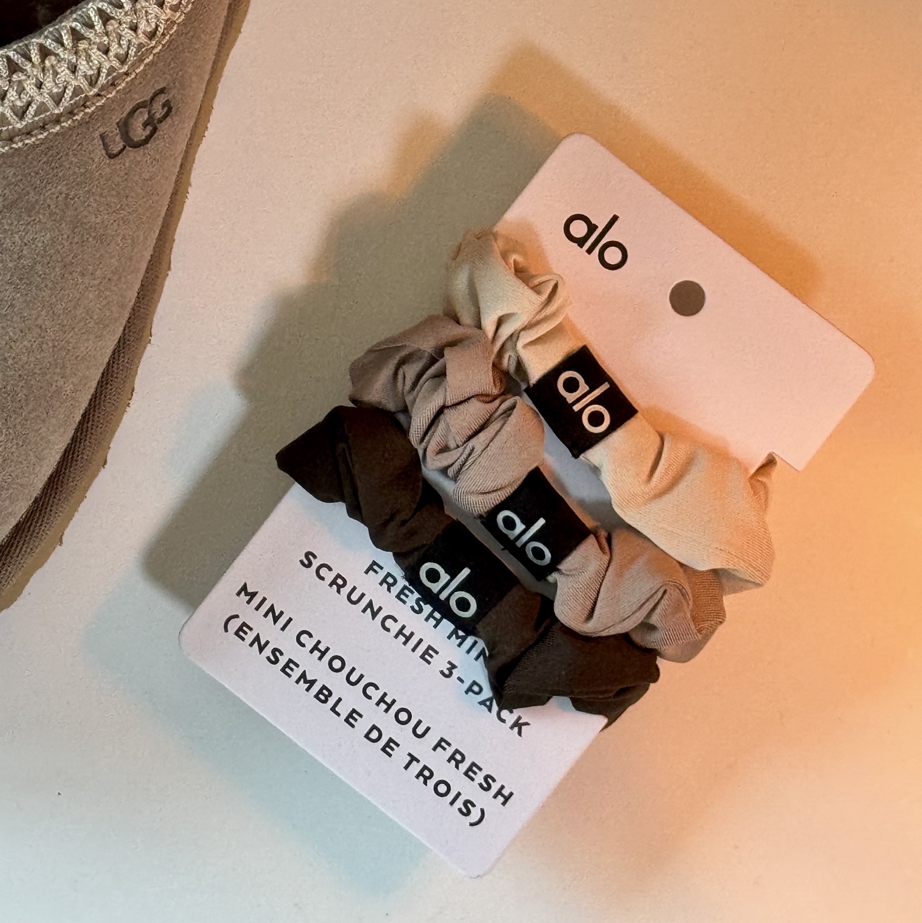 (W) Alo Yoga Outline Claw Clip Macadamia Black, (W) Alo Yoga Fresh Mini Scrunchie Light Cocoa Bone Espresso (3 Pack) 착용 스타일 - 4