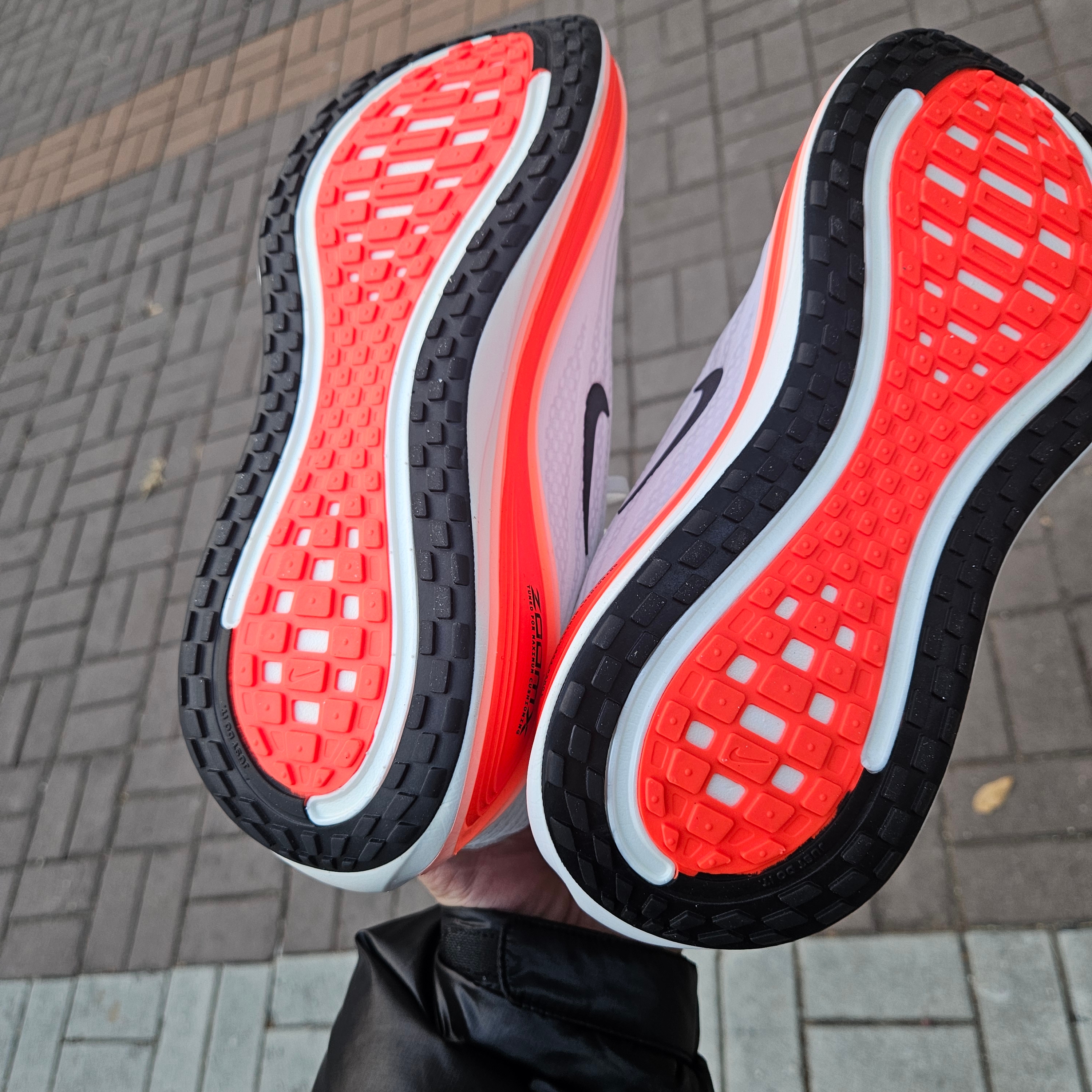 Nike Zoom Vomero Plus White Bright Crimson 착용 스타일 - 2