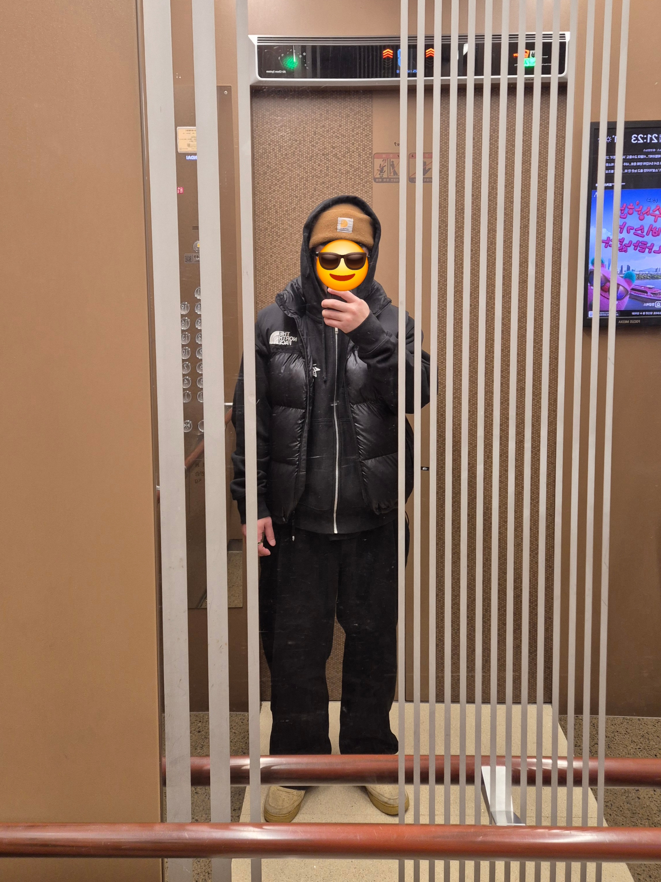 The North Face Nuptse On Ball Vest Black 착용 스타일 - 1