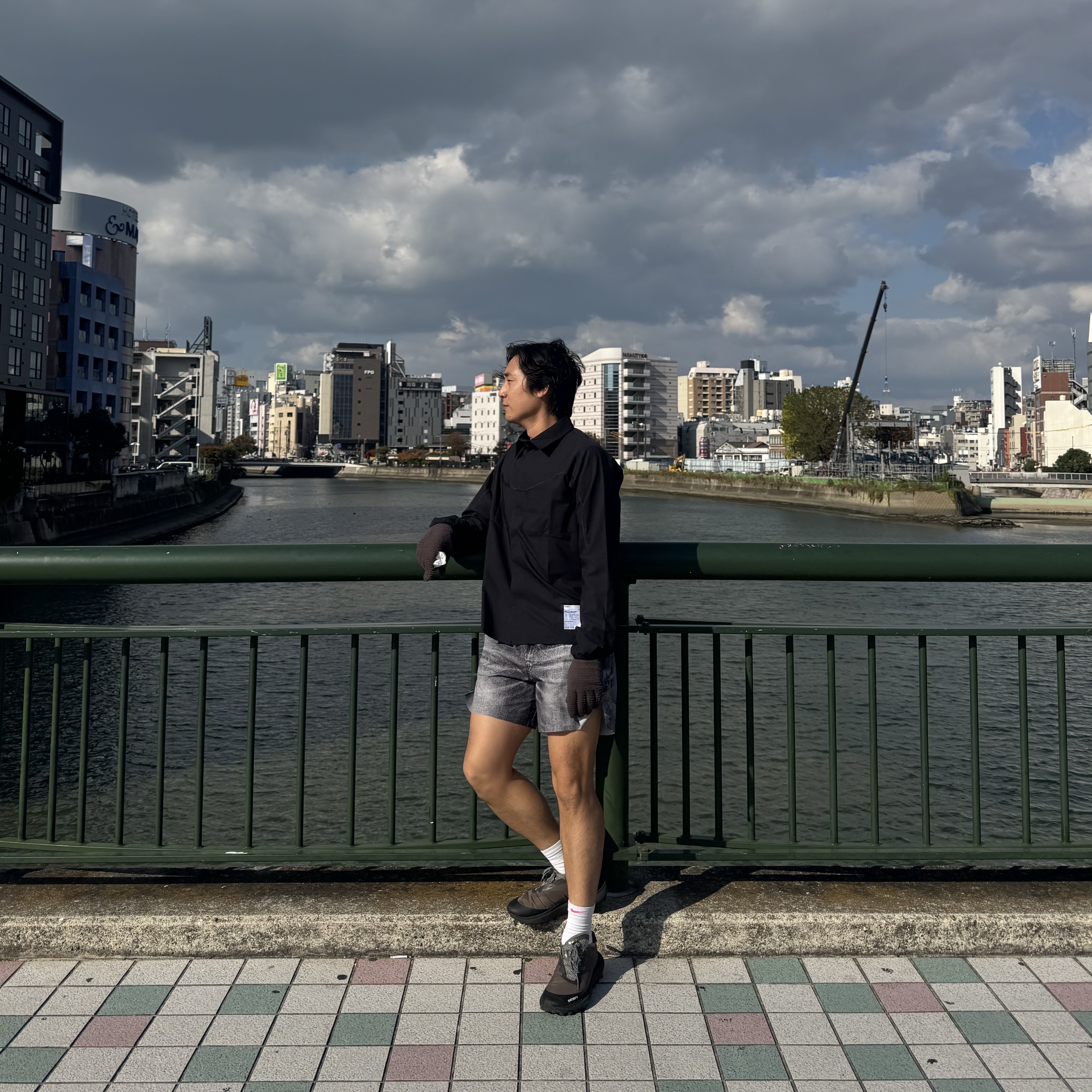 Satisfy Peaceshell 5 Inch Unlined Shorts Black Denim, Satisfy Peaceshell River Shirt Black 착용 스타일