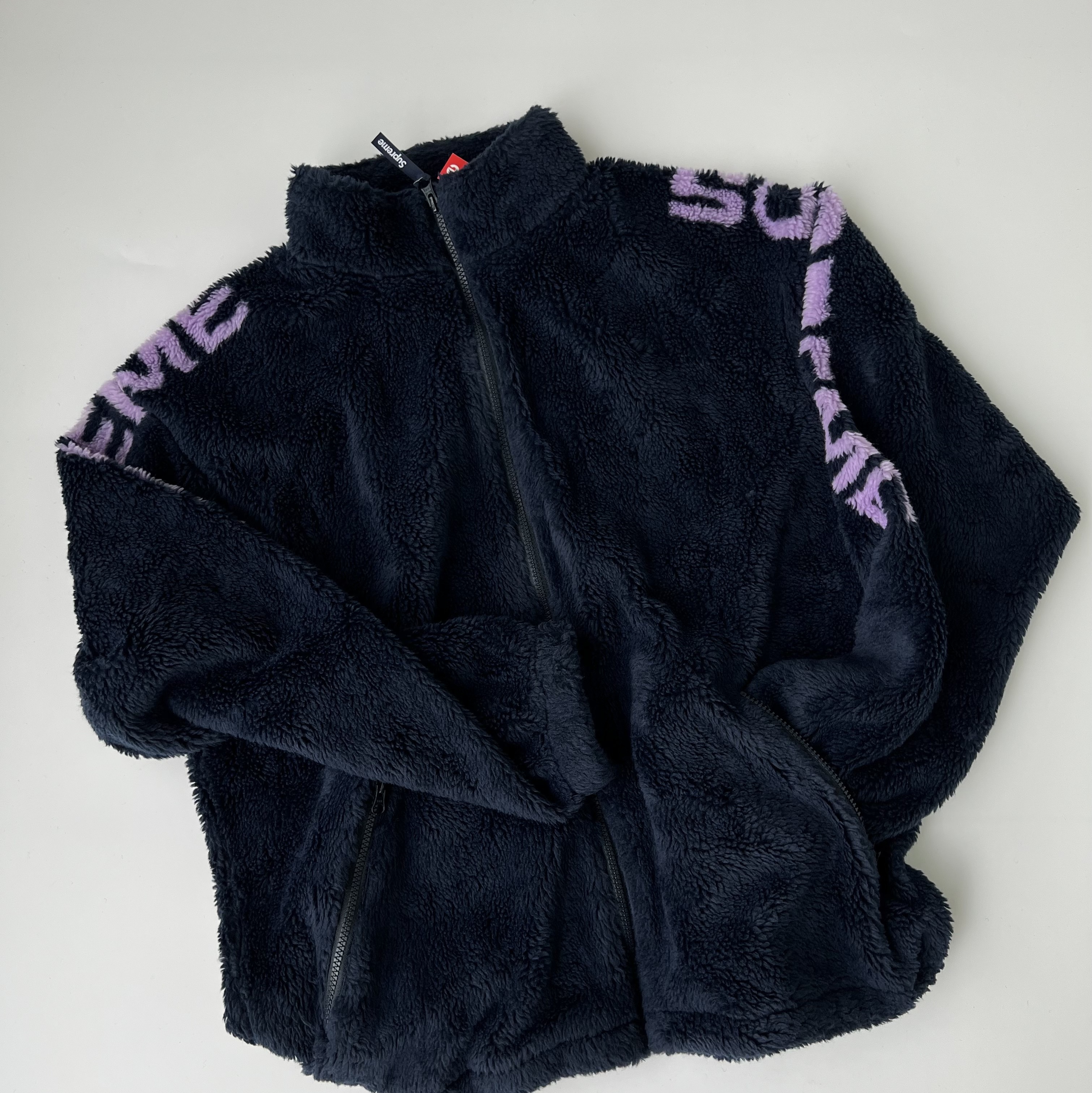 Supreme Shoulder Logo Fleece Jacket Navy - 25SS, Supreme Shoulder Logo Fleece Jacket Black - 25SS 착용 스타일 - 3