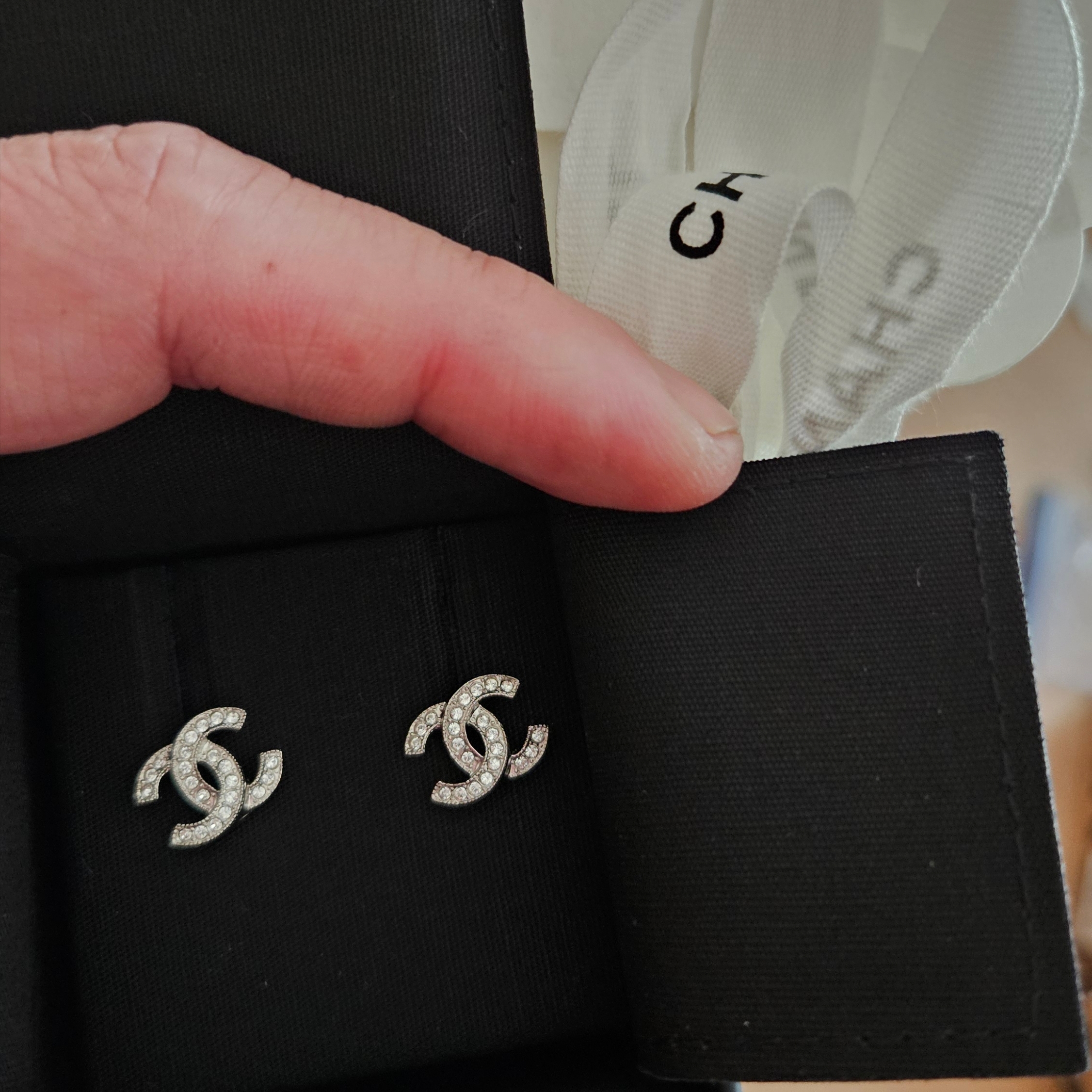 (W) Chanel Earrings Metal Strass & Silver Crystal 착용 스타일