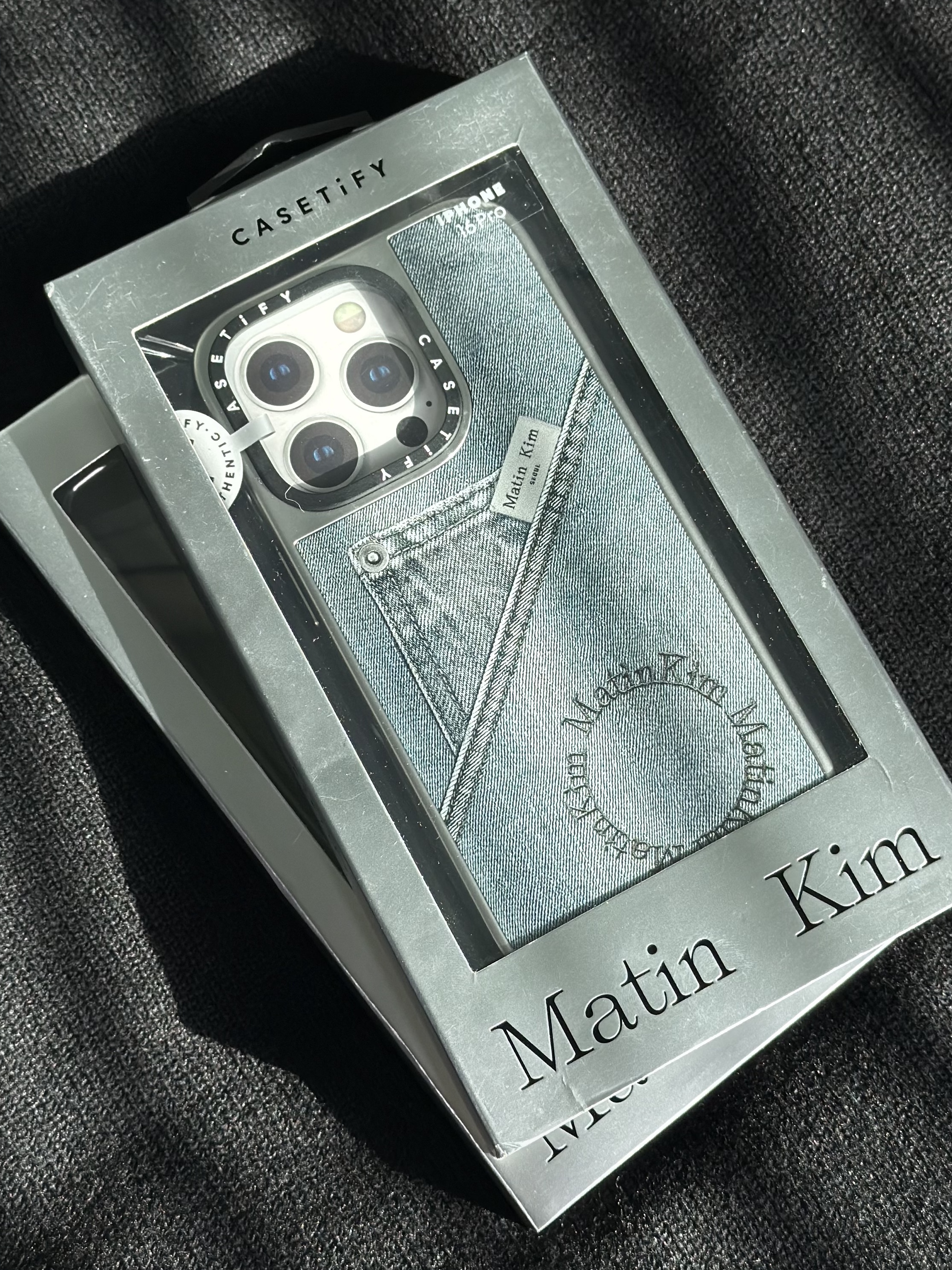 Casetify x Matin Kim iPhone Denim Pocket Magsafe Mirror Case Silver 착용 스타일 - 1