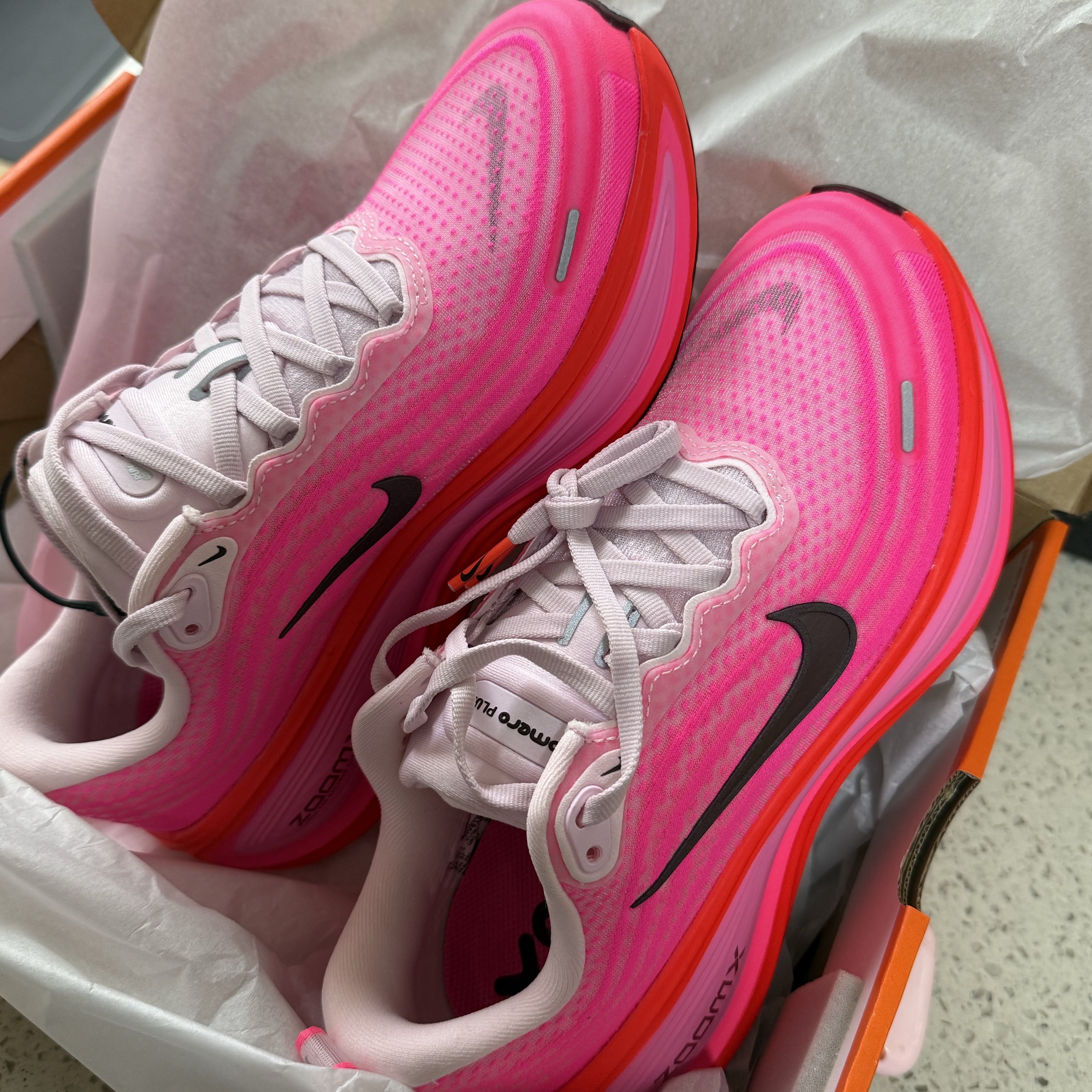 (W) Nike Vomero Plus Hyper Pink Bright Crimson 착용 스타일