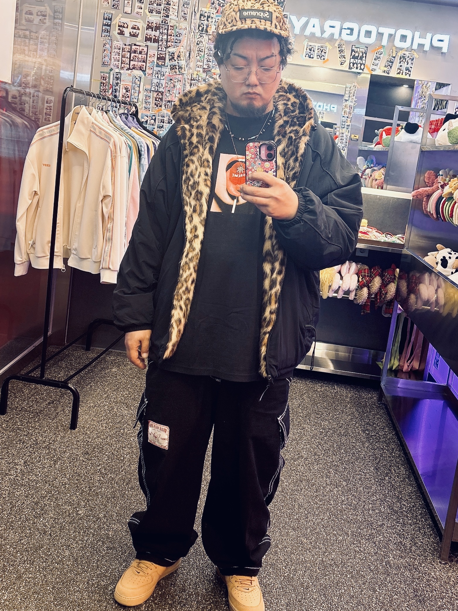 Supreme Faux Fur Reversible Hooded Track Jacket Black - 25SS, Nike Air Force 1 Mid Flax and Outdoor Green 착용 스타일 - 1
