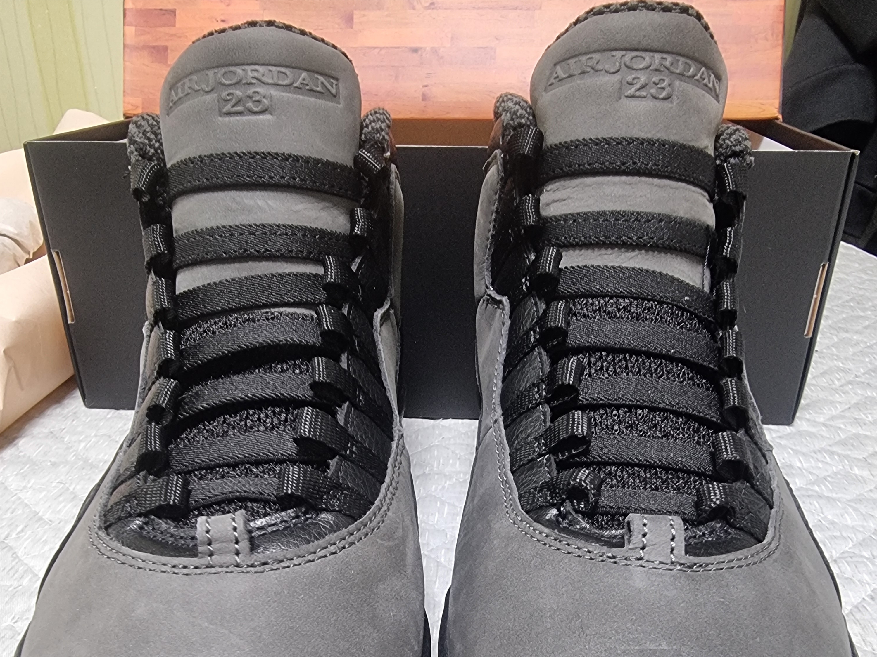 Jordan 10 Retro Shadow Charred Grey and Black 착용 스타일 - 5