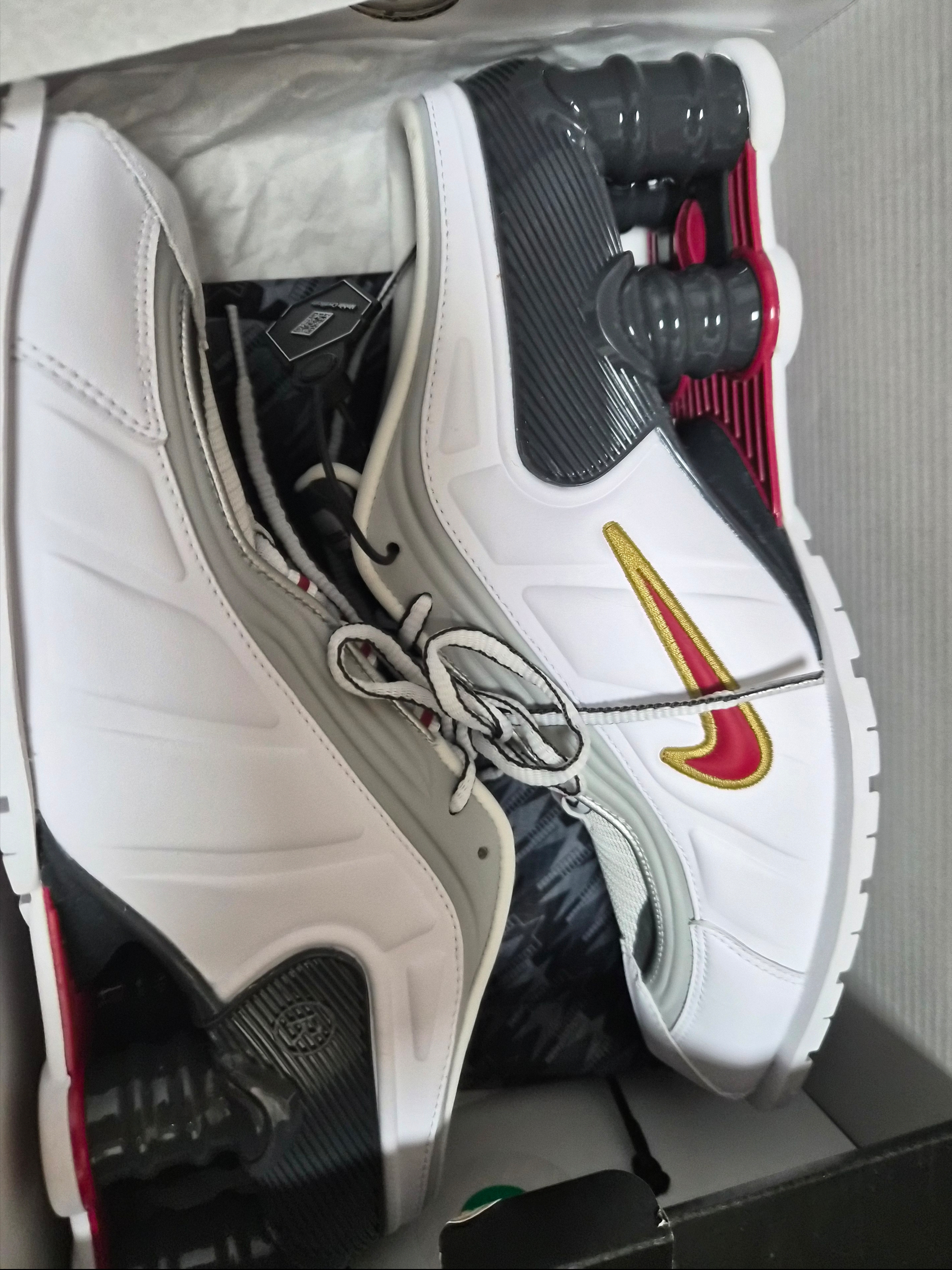 Nike x Martine Rose Shox MR4 White and Varsity Red 착용 스타일
