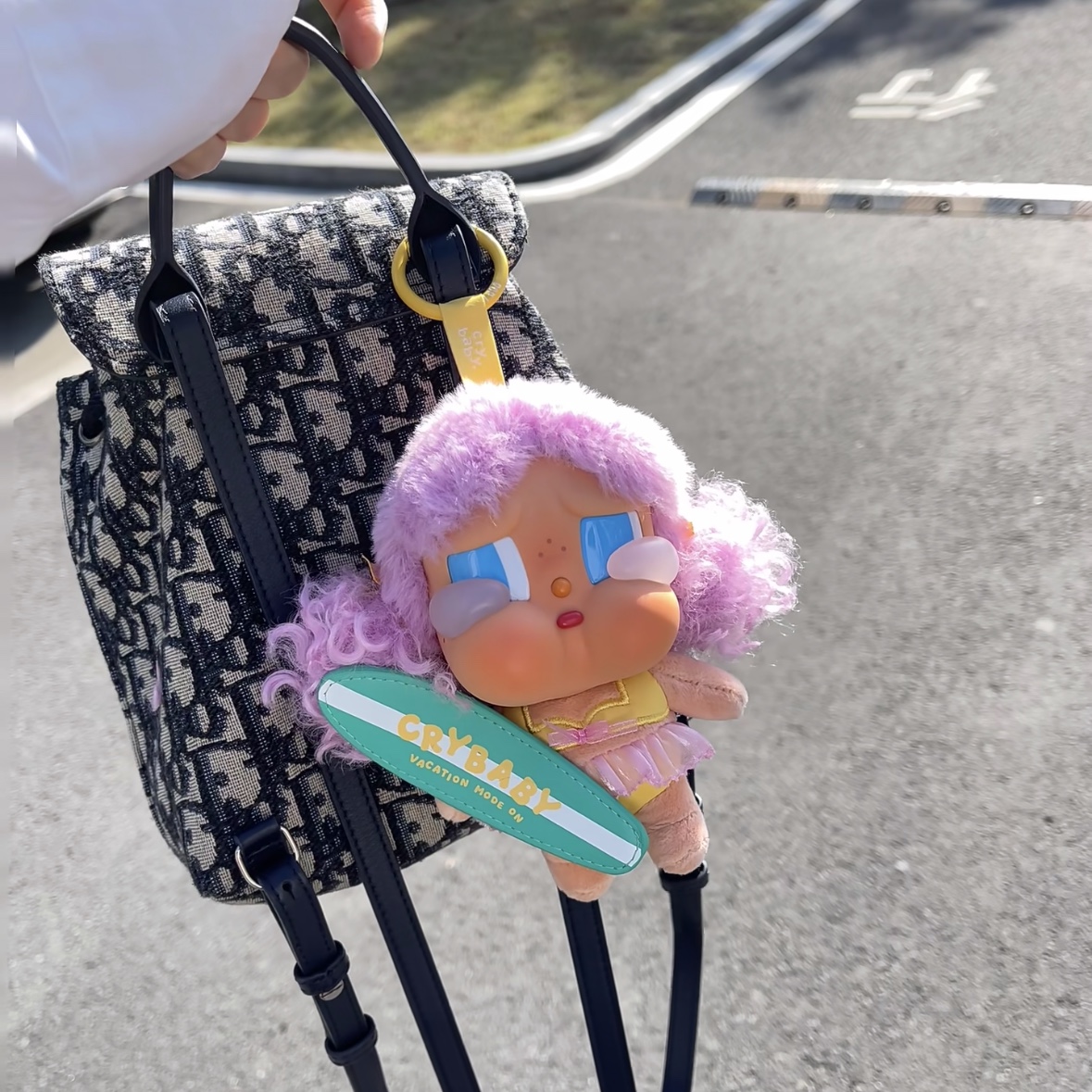 Pop Mart Crybaby Vacation Mode On Series Vinyl Plush Pendant Let's Surf (Opened Case) 착용 스타일