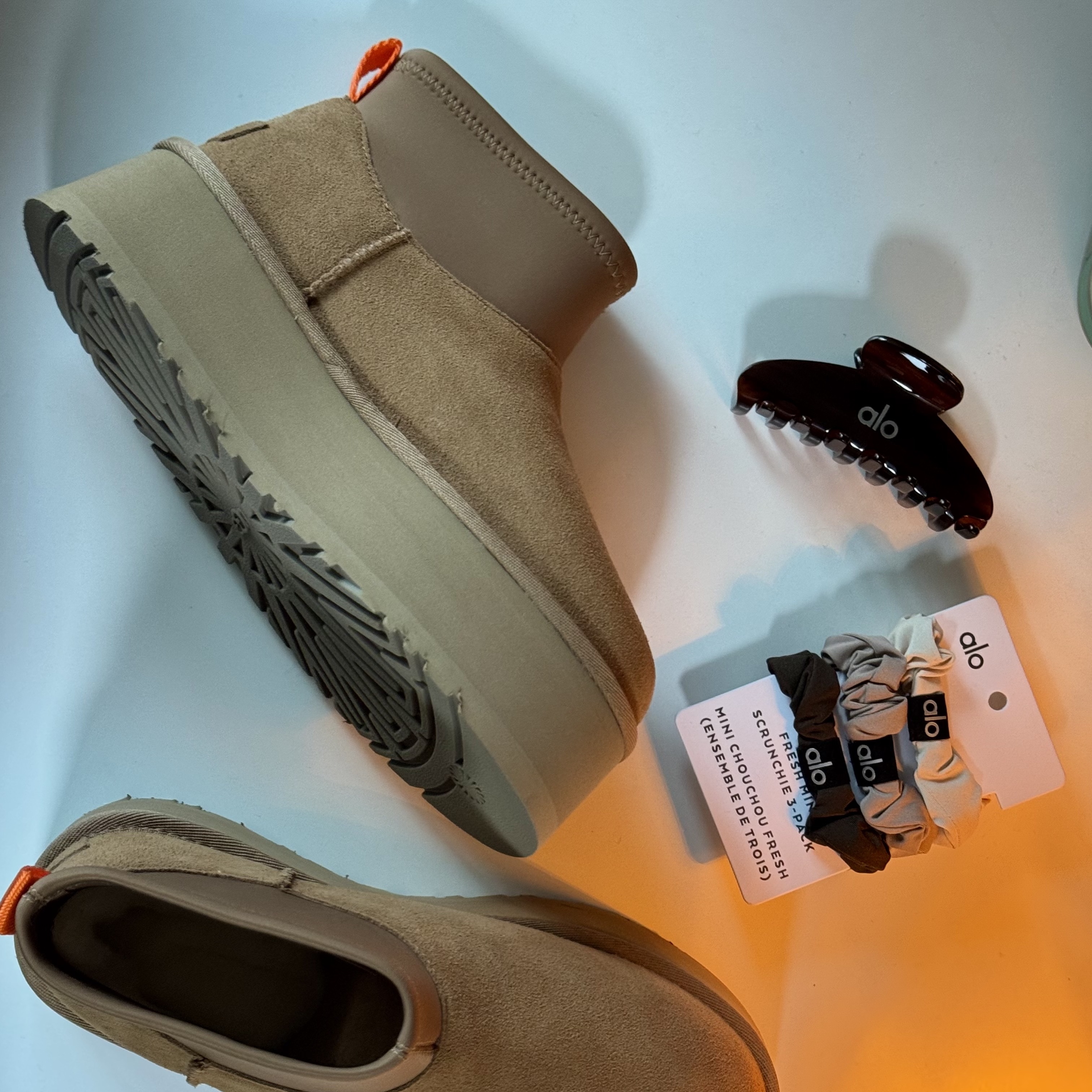 (W) UGG Mini Platform Boots Chestnut, (W) UGG Mini Platform Boots Black 착용 스타일 - 3