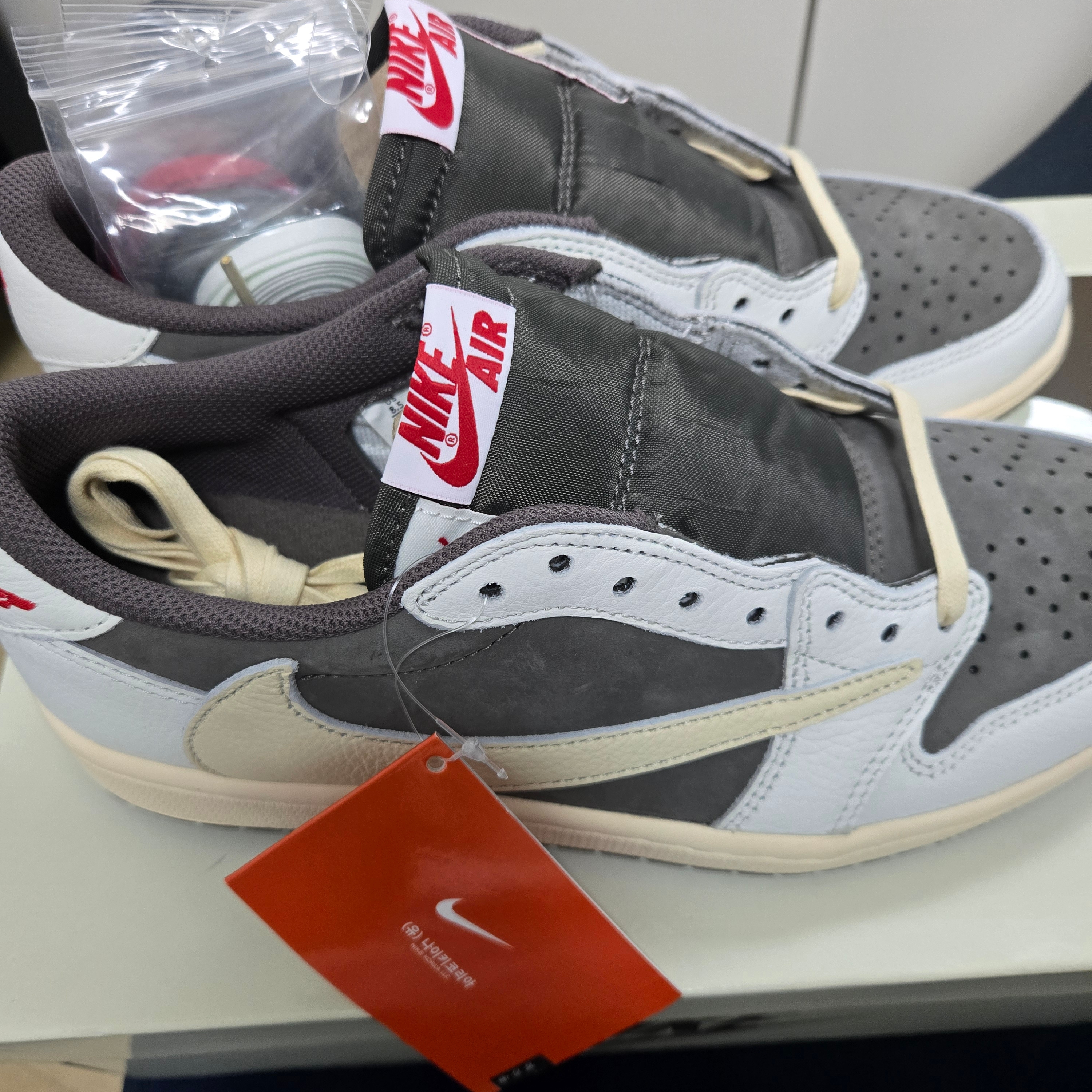Jordan 1 x Travis Scott Retro Low OG SP Sail and Ridgerock 착용 스타일 - 2