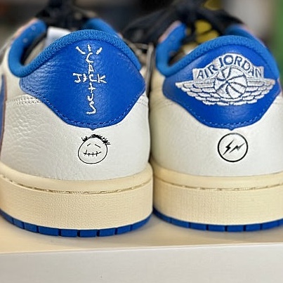 Jordan 1 x Travis Scott x Fragment Retro Low OG SP Sail Military Blue 착용 스타일 - 2