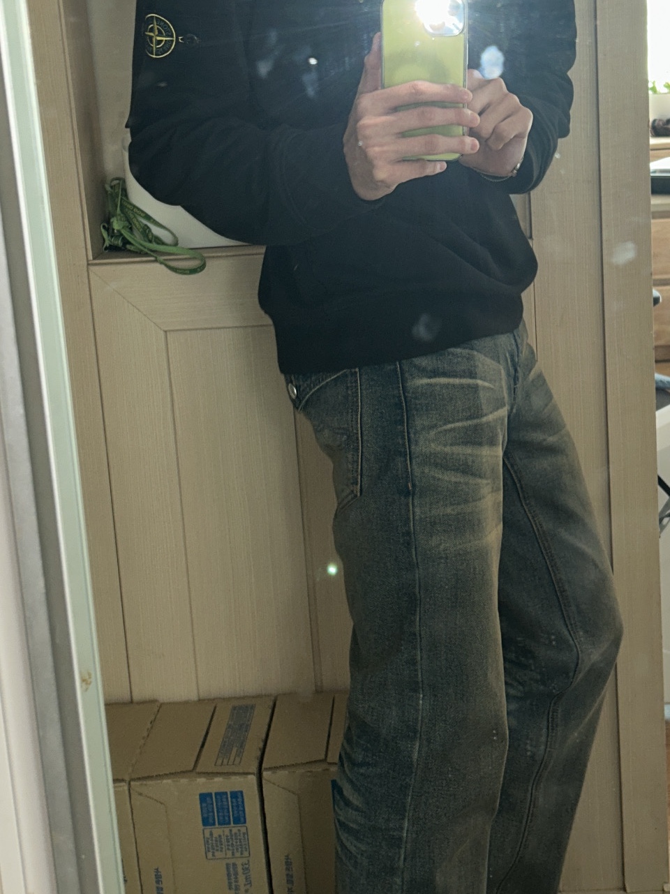 Stone Island 6100060 Organic Cotton Fleece Regular Fit Crewneck Sweatshirt with Elasticated Cuffs  - 25FW, Undermycar Mu.114 Original Logo Washed Slim Flare Jeans Washed Blue 착용 스타일 - 1